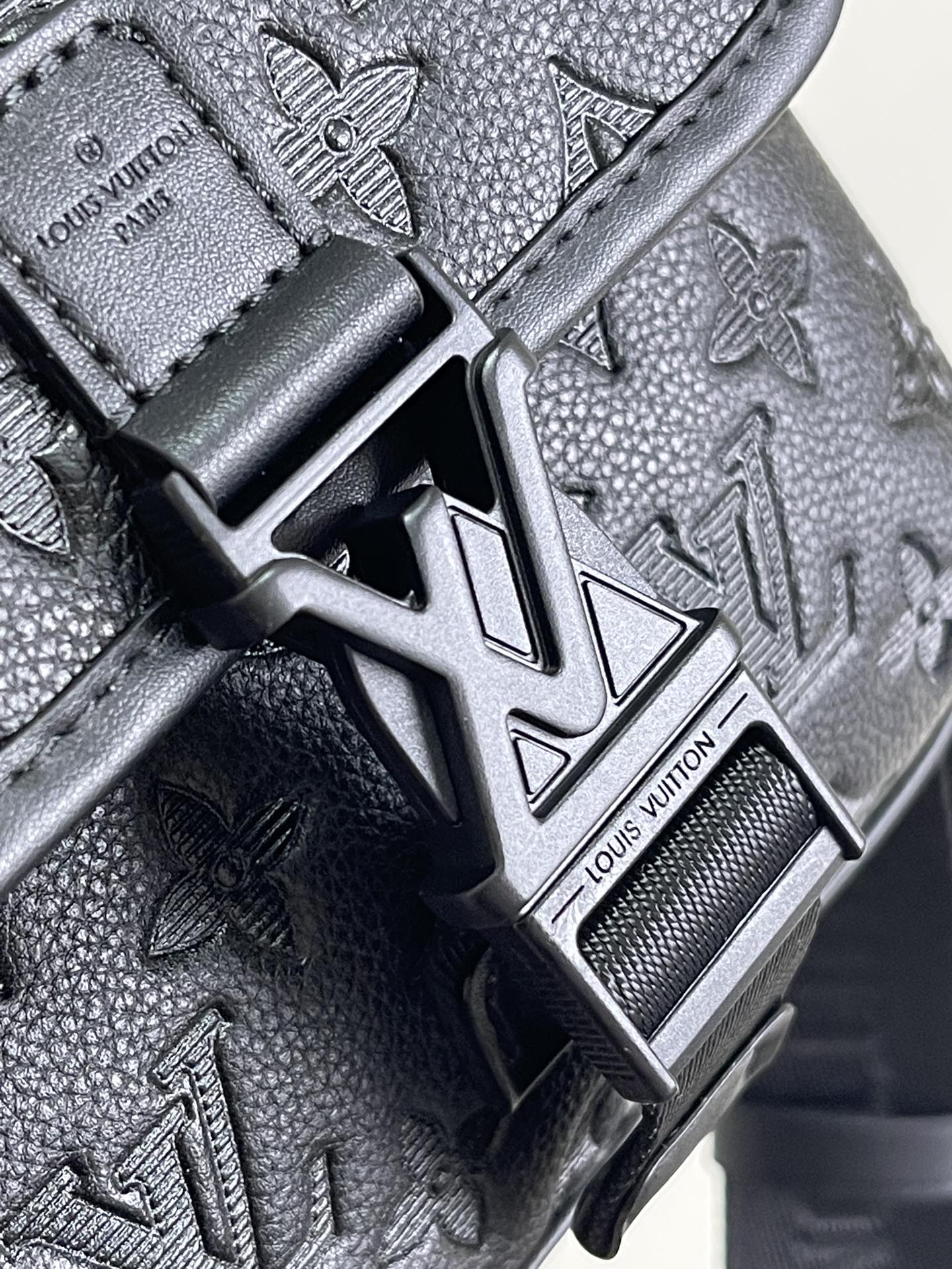   顶级原单  动态芯片 M12516
本款 Getaway 邮差包拥有 Monogram Shadow