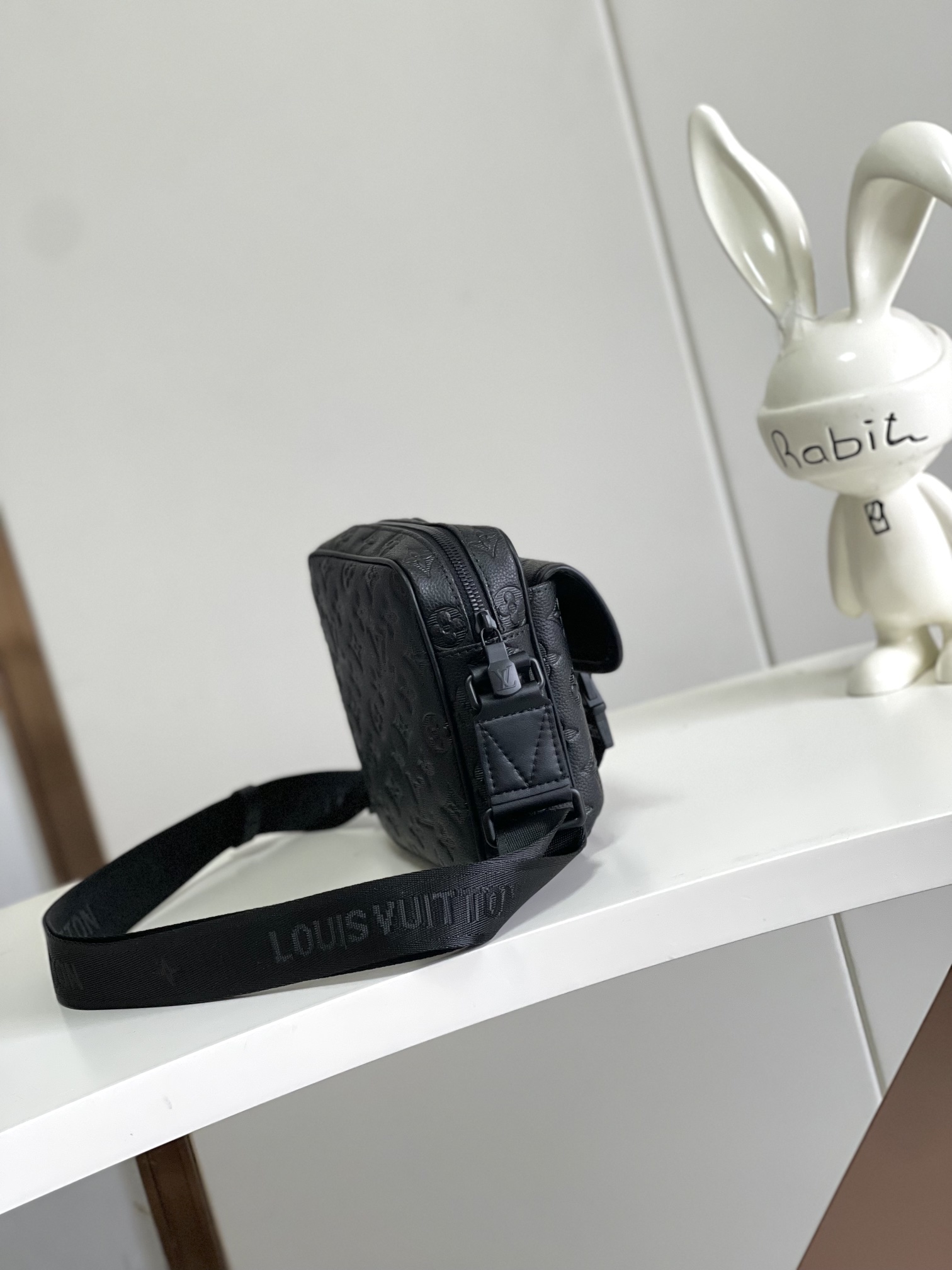   顶级原单  动态芯片 M12516
本款 Getaway 邮差包拥有 Monogram Shadow