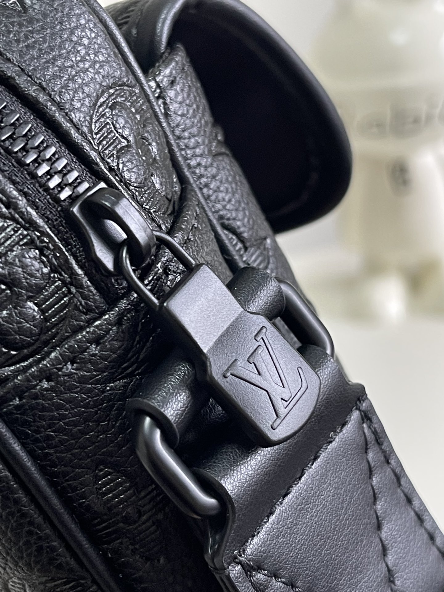   顶级原单  动态芯片 M12516
本款 Getaway 邮差包拥有 Monogram Shadow
