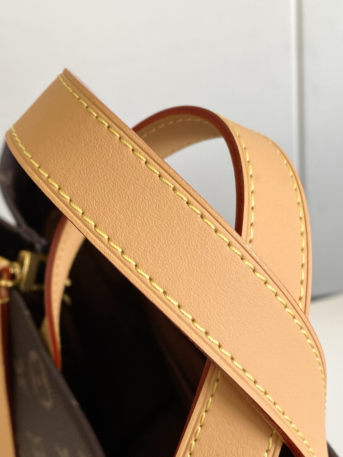  M13928 作为 LV Packaging 系列的一部分，Shopper Tote 手袋以巧妙设计将