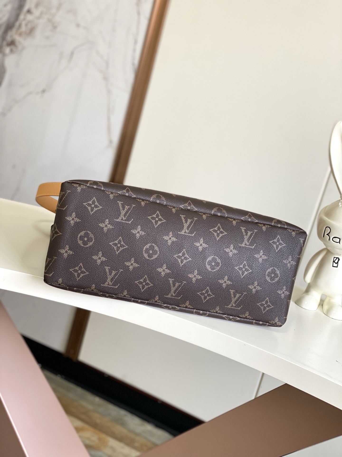  M13928 作为 LV Packaging 系列的一部分，Shopper Tote 手袋以巧妙设计将
