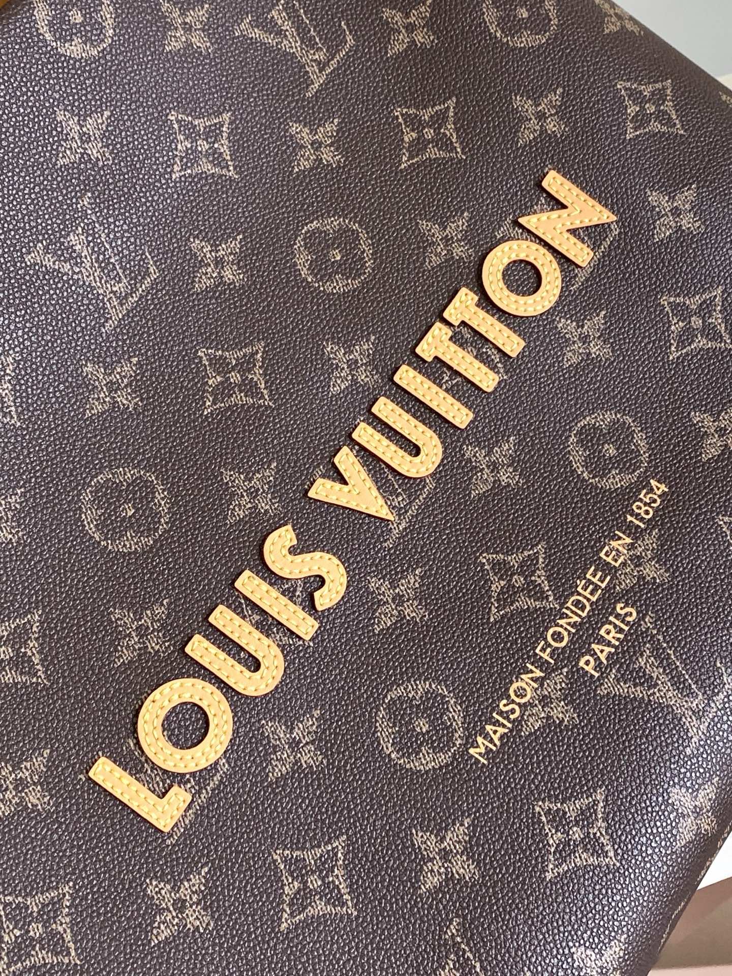  M13928 作为 LV Packaging 系列的一部分，Shopper Tote 手袋以巧妙设计将