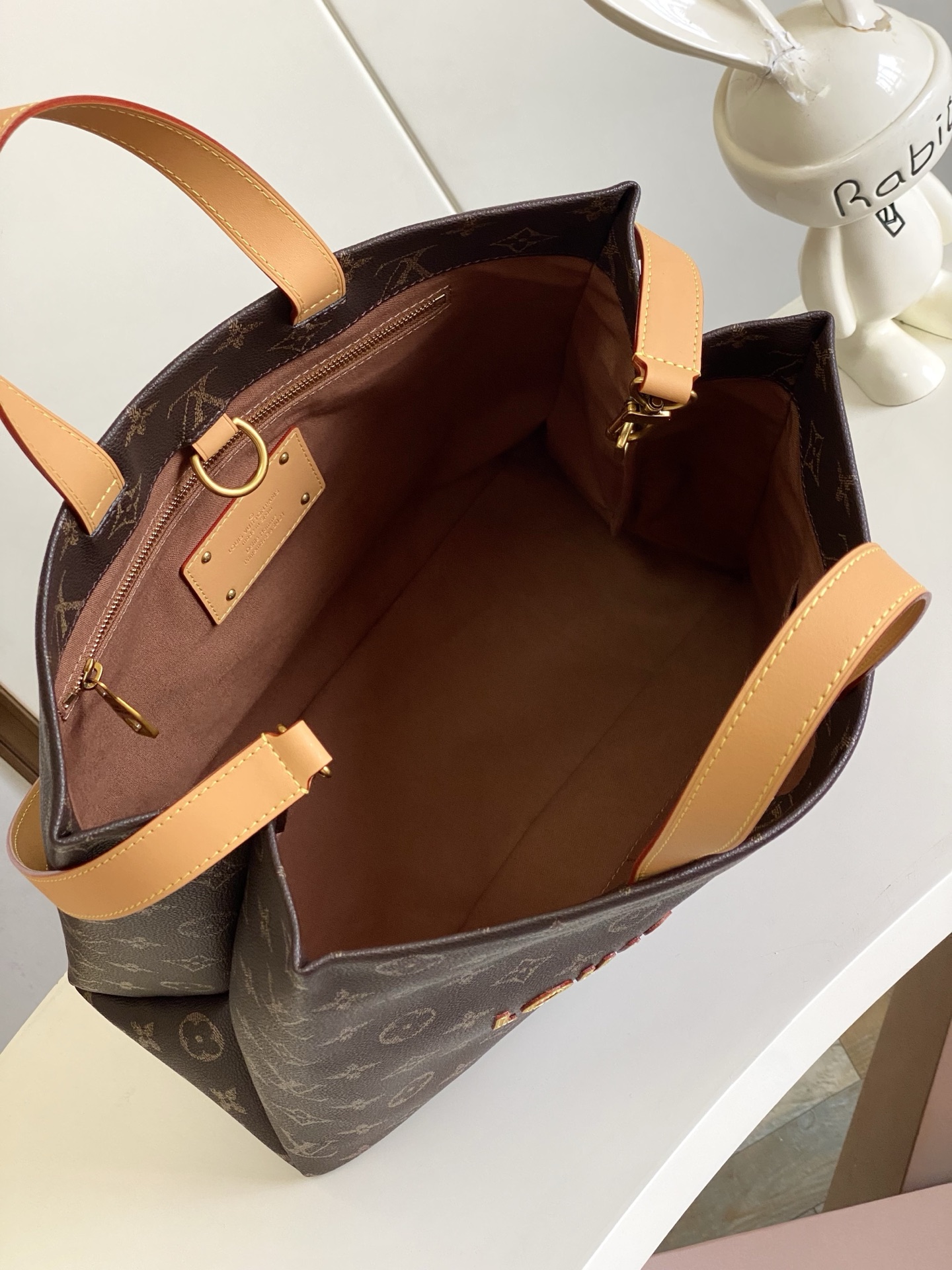  M13928 作为 LV Packaging 系列的一部分，Shopper Tote 手袋以巧妙设计将
