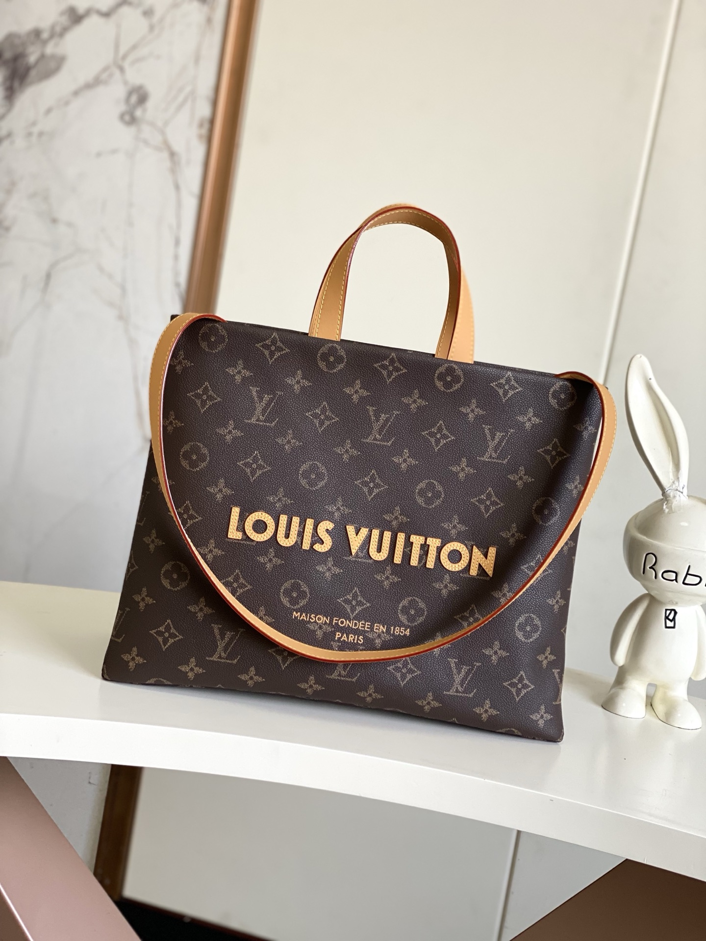  M13928 作为 LV Packaging 系列的一部分，Shopper Tote 手袋以巧妙设计将