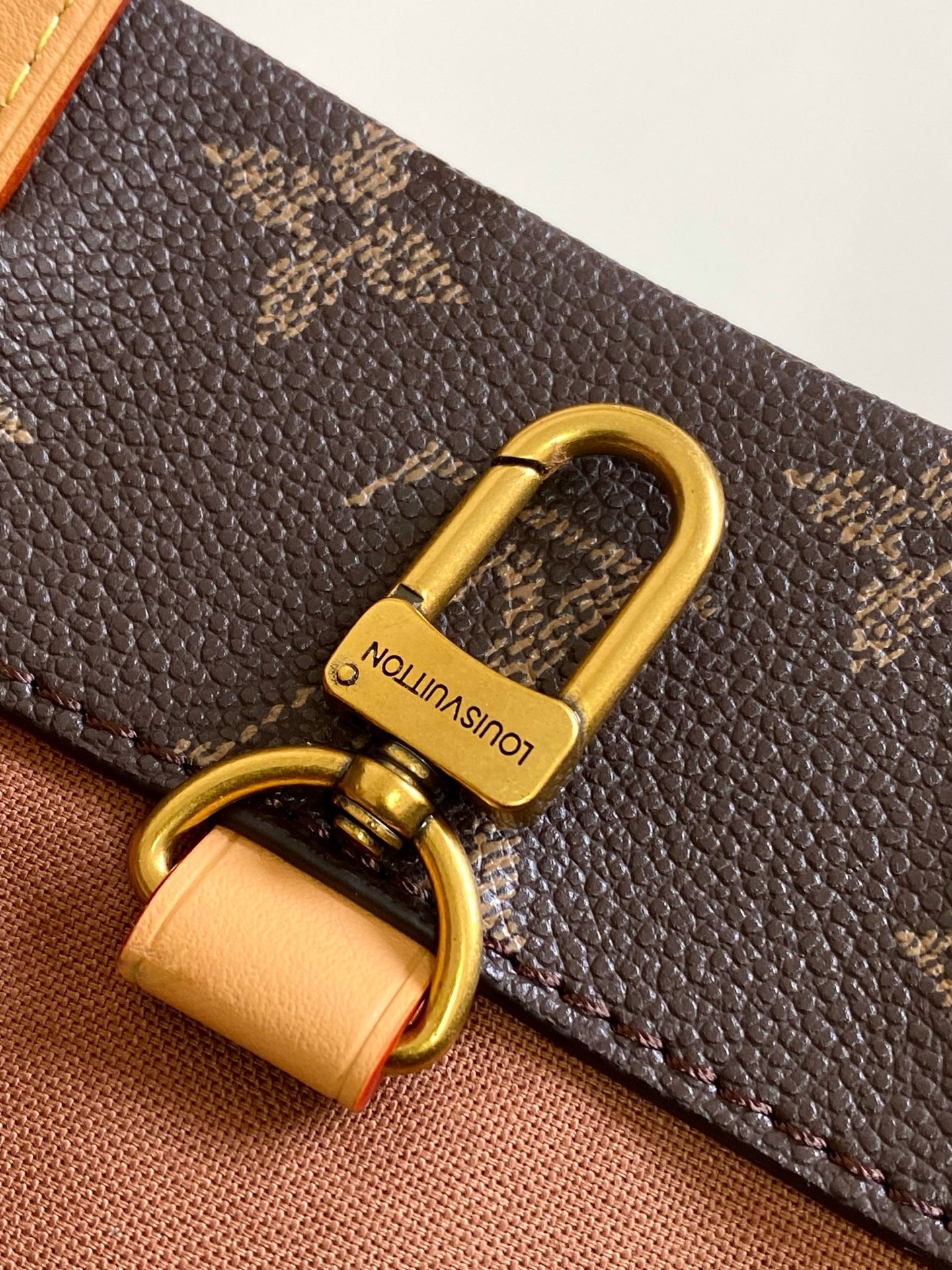  M13928 作为 LV Packaging 系列的一部分，Shopper Tote 手袋以巧妙设计将
