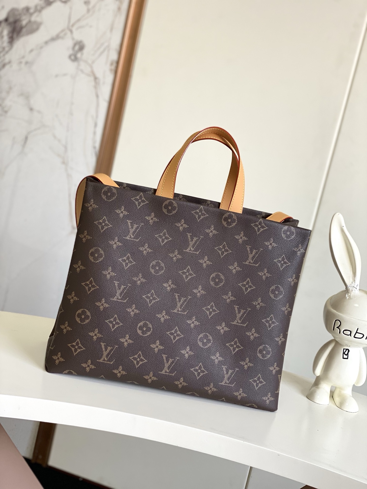  M13928 作为 LV Packaging 系列的一部分，Shopper Tote 手袋以巧妙设计将