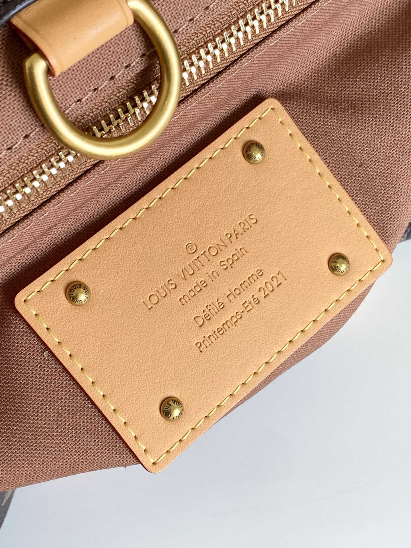  M13928 作为 LV Packaging 系列的一部分，Shopper Tote 手袋以巧妙设计将