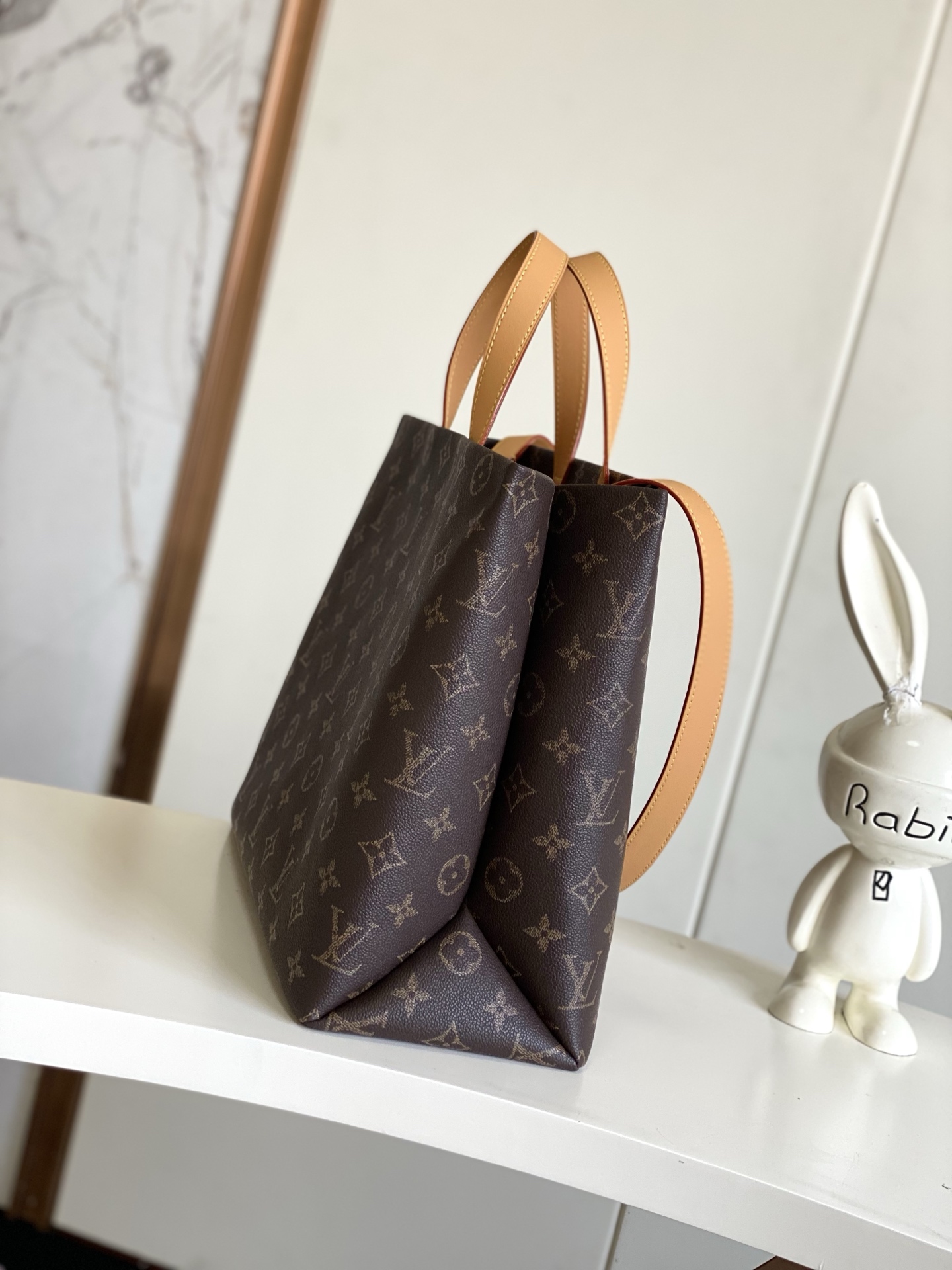  M13928 作为 LV Packaging 系列的一部分，Shopper Tote 手袋以巧妙设计将