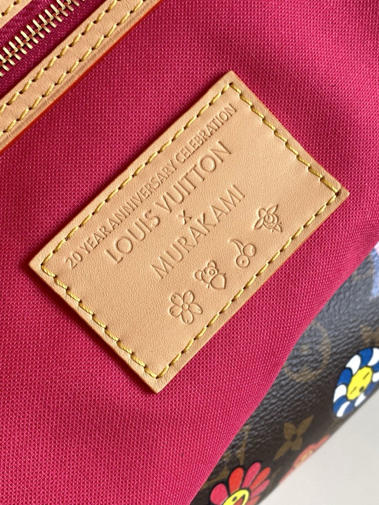 M13271 本款 Neverfull 中号手袋出自路易威登 x 村上隆再版系列,选用 Monogra