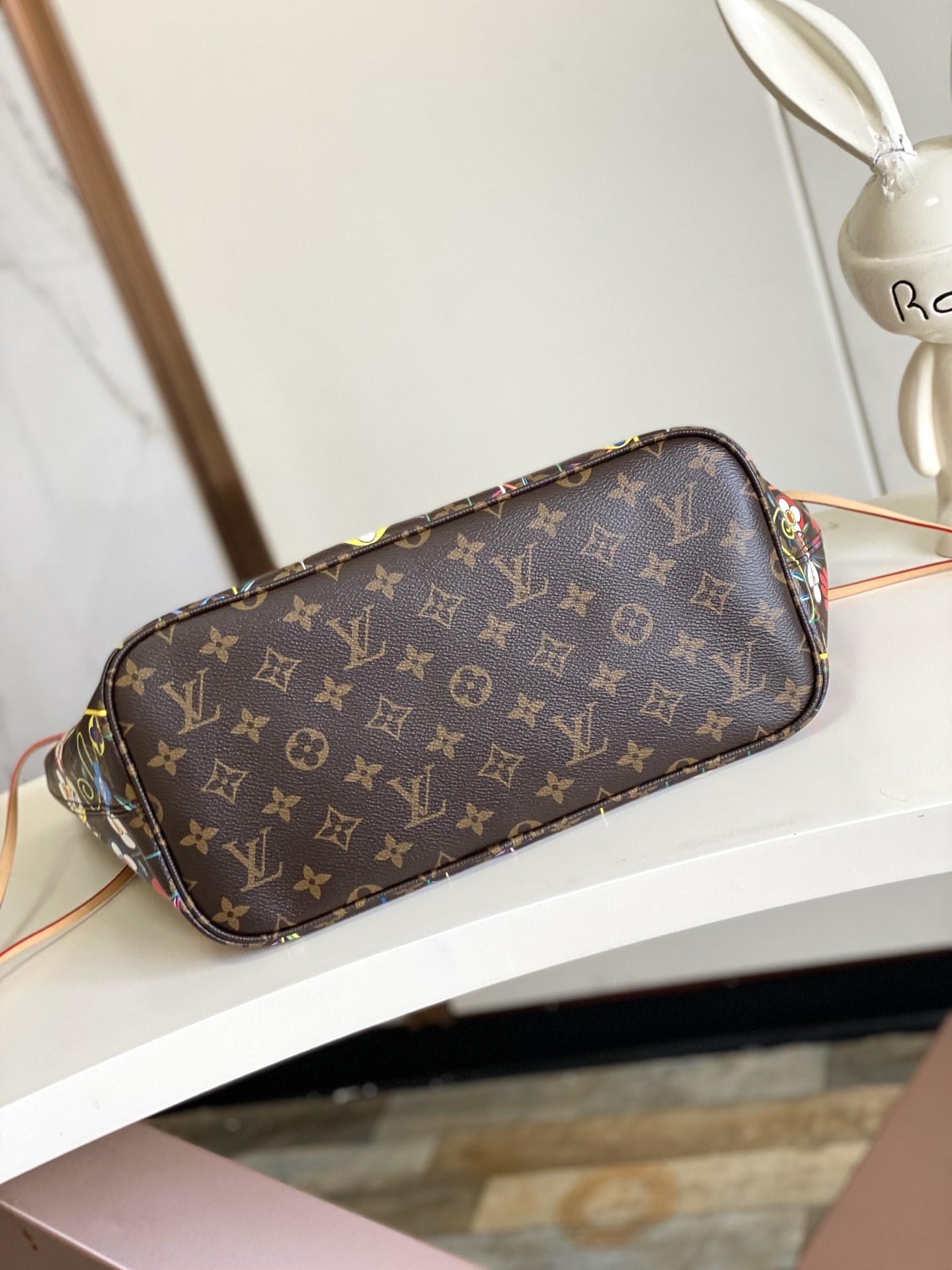 M13271 本款 Neverfull 中号手袋出自路易威登 x 村上隆再版系列,选用 Monogra