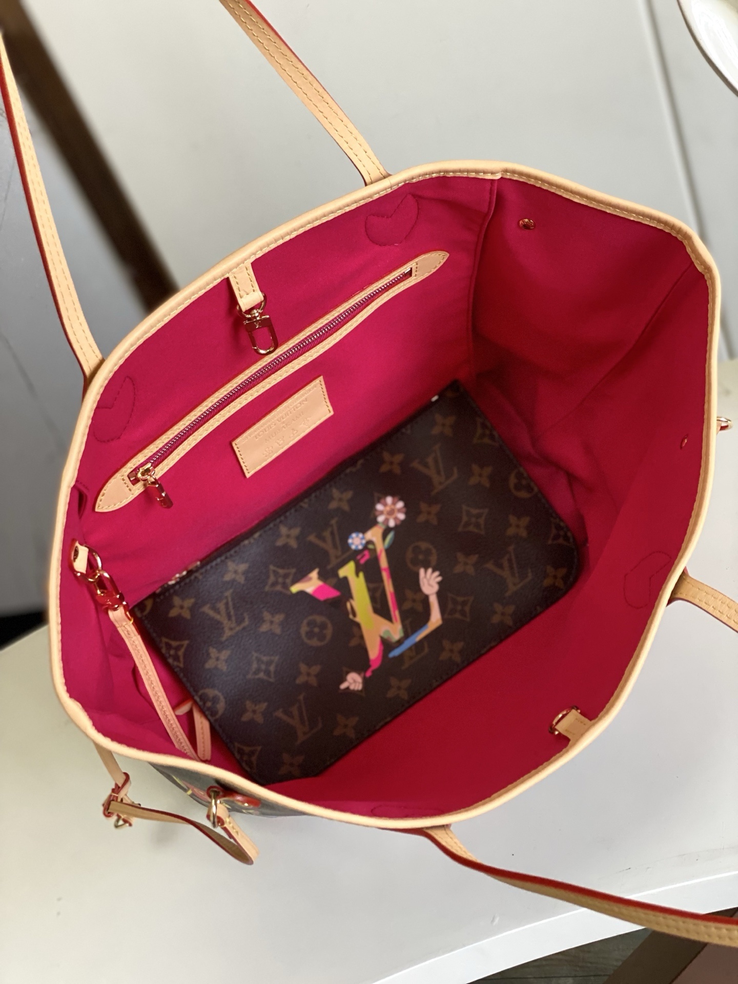M13271 本款 Neverfull 中号手袋出自路易威登 x 村上隆再版系列,选用 Monogra