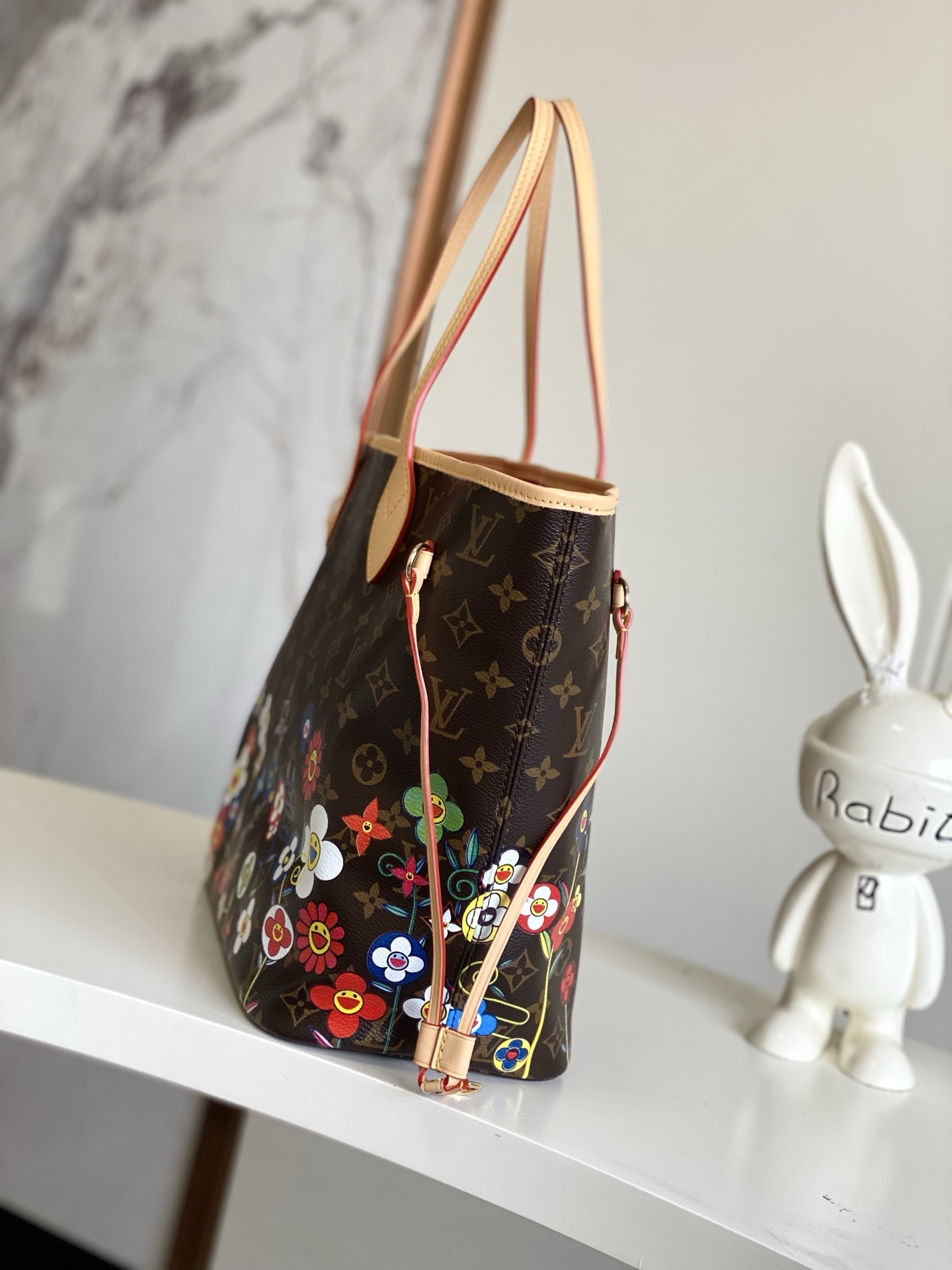 M13271 本款 Neverfull 中号手袋出自路易威登 x 村上隆再版系列,选用 Monogra