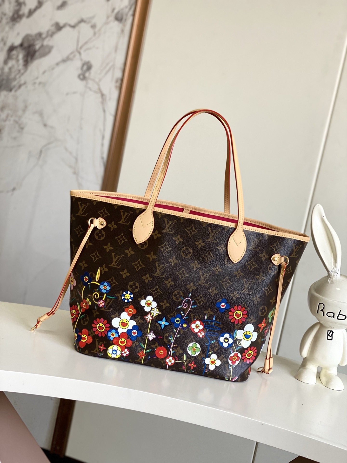 M13271 本款 Neverfull 中号手袋出自路易威登 x 村上隆再版系列,选用 Monogra