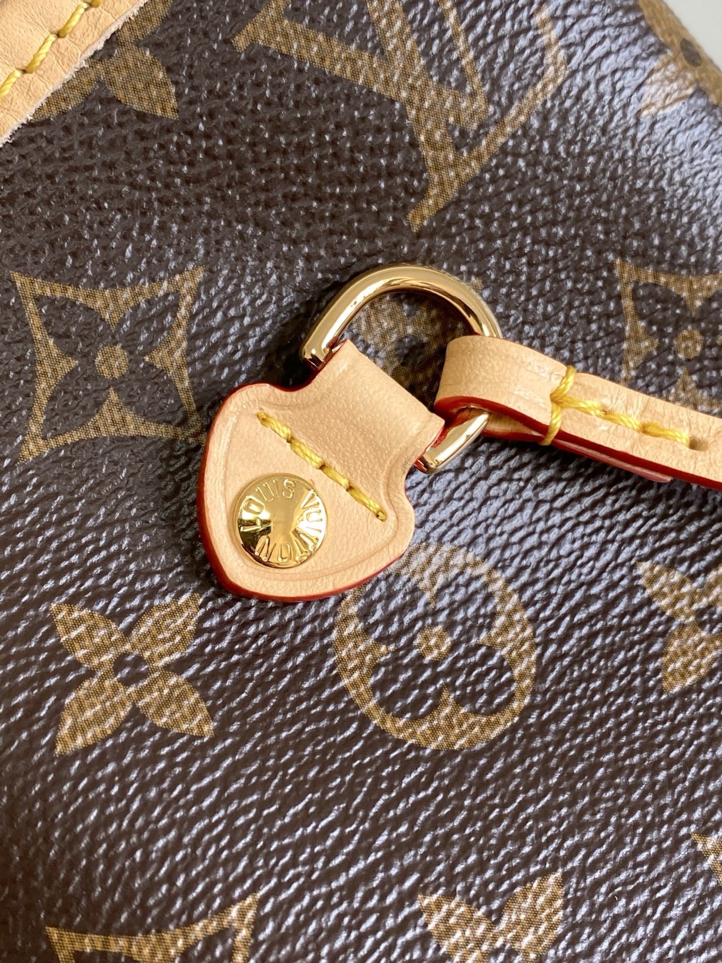 M13271 本款 Neverfull 中号手袋出自路易威登 x 村上隆再版系列,选用 Monogra