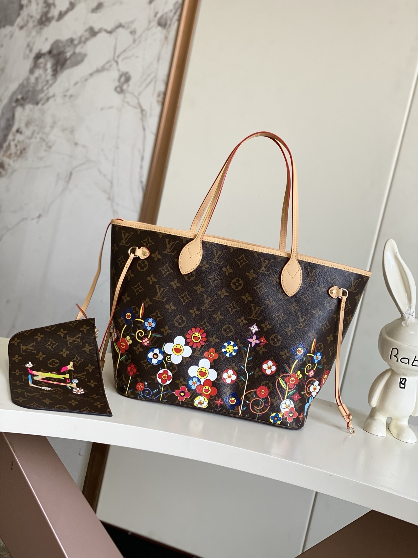 M13271 本款 Neverfull 中号手袋出自路易威登 x 村上隆再版系列,选用 Monogra
