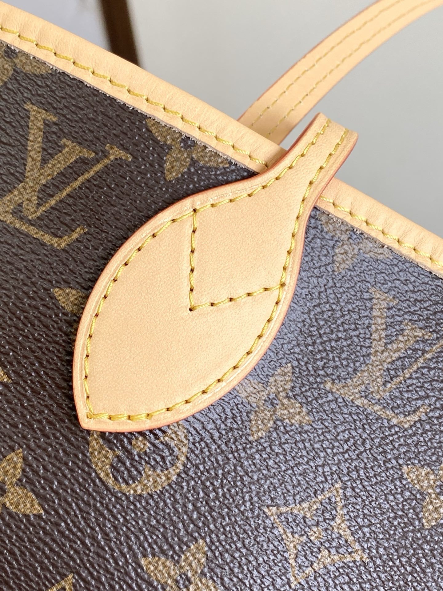 M13271 本款 Neverfull 中号手袋出自路易威登 x 村上隆再版系列,选用 Monogra