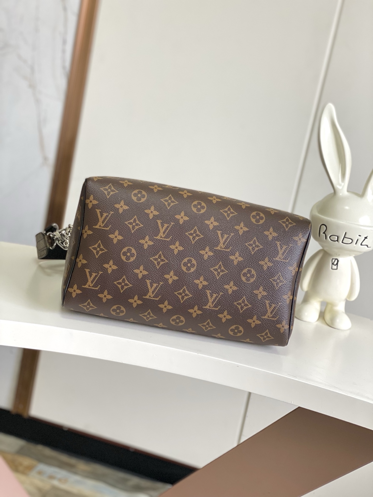 P540 m12243 老花/黑皮 m11945 老花
Speedy Soft 30 Dark旨在脱颖而出,是完美的旅行伴侣。它由House标志性的Monogram涂层帆布制成,饰有黑色皮革,并饰有大胆的哥特式风格的链条。别致而宽敞的设计还具有名牌和流苏,并有一个内部拉链口袋,可以安全地存放护照和其他重要物品。新的肩部Toron手柄增加了最后的繁荣。
尺寸:30 x 21 x 17厘米