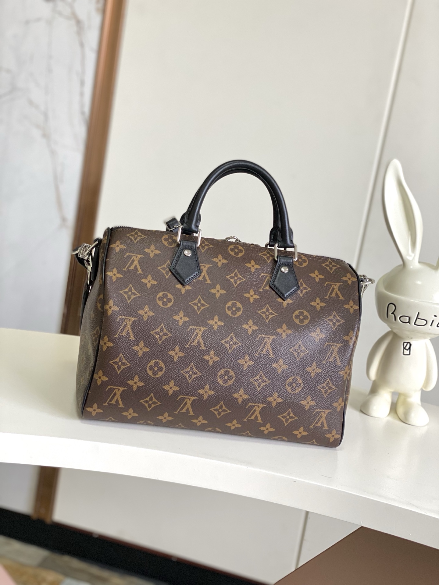 P540 m12243 老花/黑皮 m11945 老花
Speedy Soft 30 Dark旨在脱颖而出,是完美的旅行伴侣。它由House标志性的Monogram涂层帆布制成,饰有黑色皮革,并饰有大胆的哥特式风格的链条。别致而宽敞的设计还具有名牌和流苏,并有一个内部拉链口袋,可以安全地存放护照和其他重要物品。新的肩部Toron手柄增加了最后的繁荣。
尺寸:30 x 21 x 17厘米