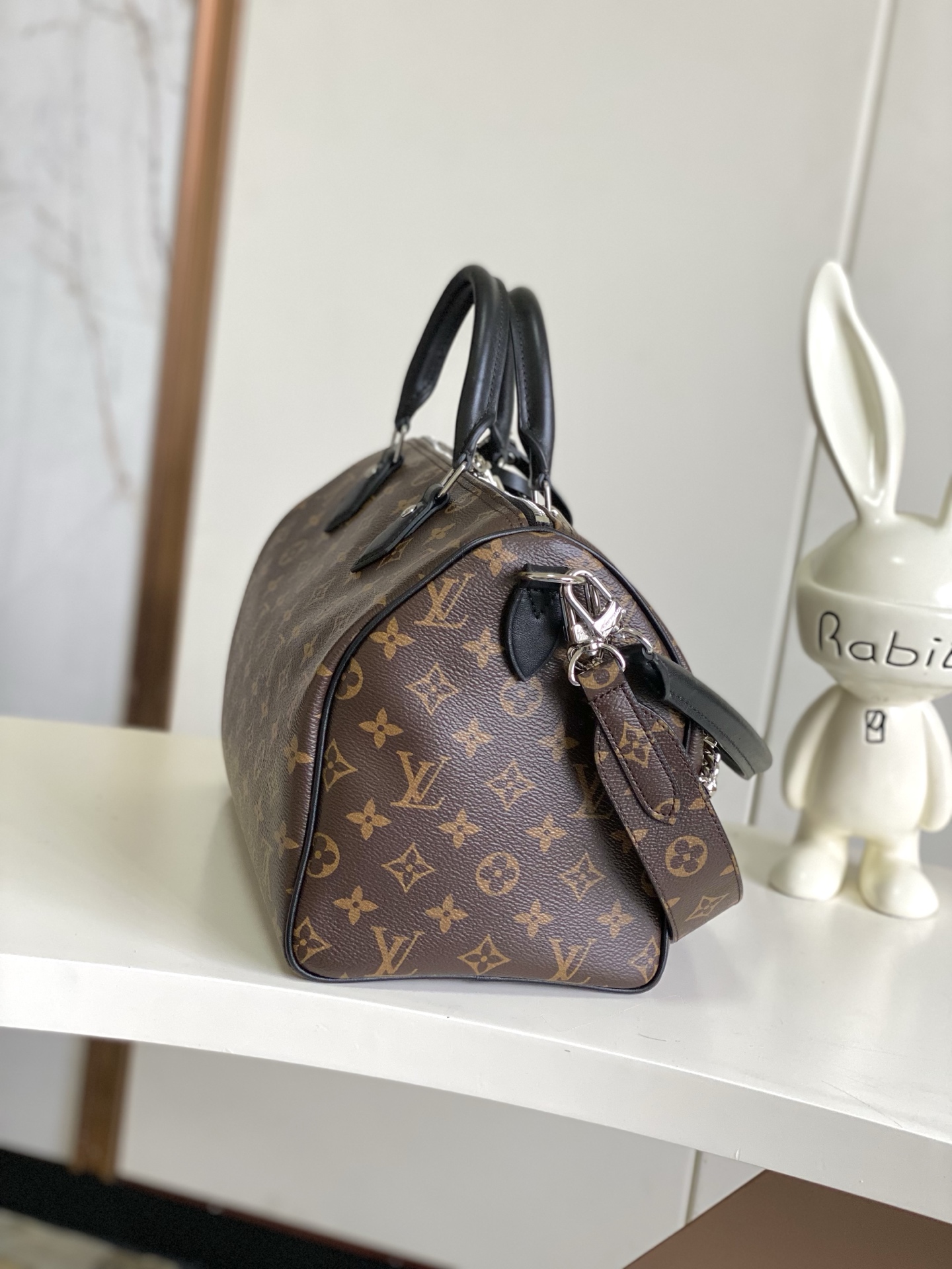 P540 m12243 老花/黑皮 m11945 老花
Speedy Soft 30 Dark旨在脱颖而出,是完美的旅行伴侣。它由House标志性的Monogram涂层帆布制成,饰有黑色皮革,并饰有大胆的哥特式风格的链条。别致而宽敞的设计还具有名牌和流苏,并有一个内部拉链口袋,可以安全地存放护照和其他重要物品。新的肩部Toron手柄增加了最后的繁荣。
尺寸:30 x 21 x 17厘米