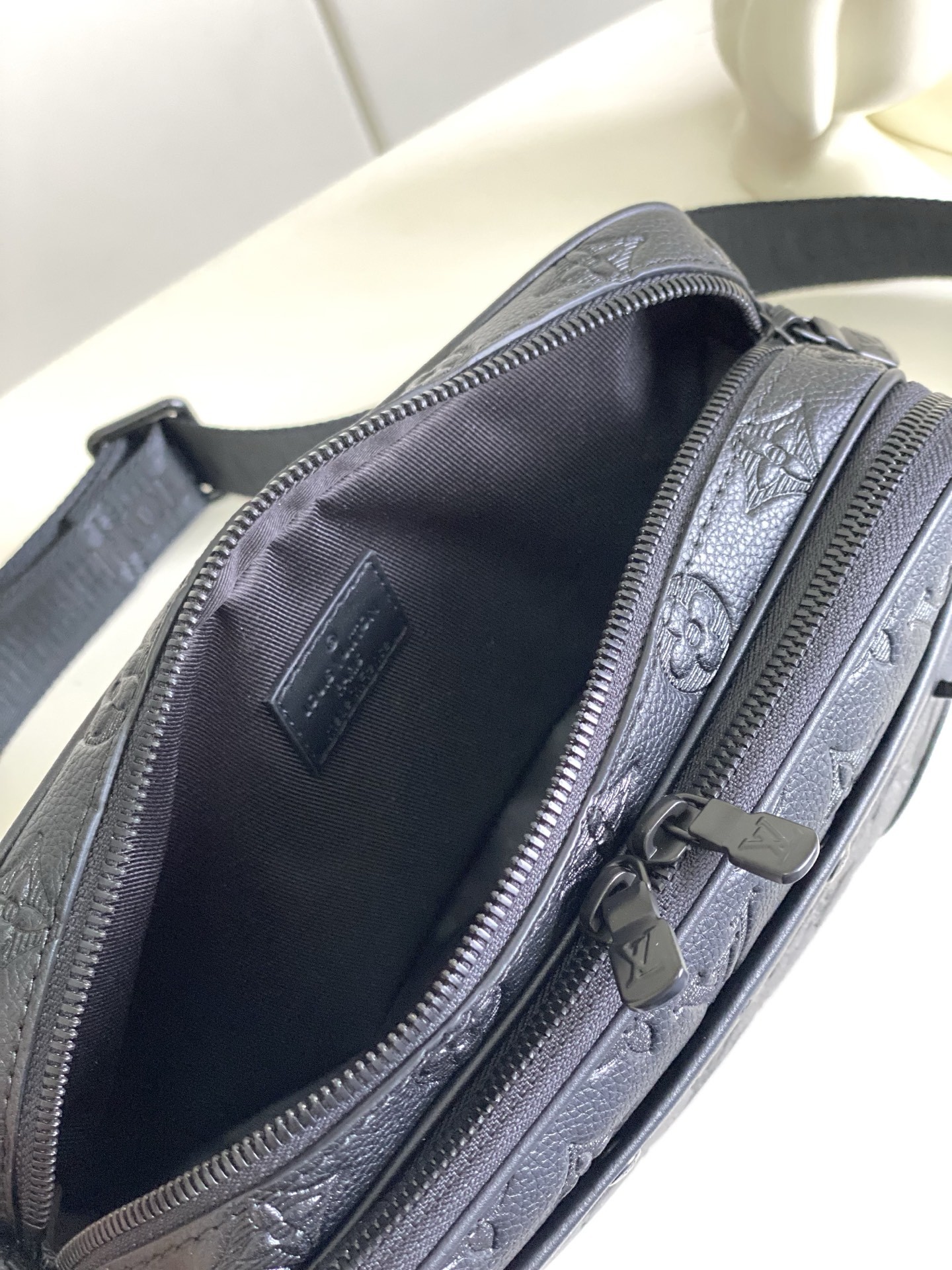 顶级原单 M46955 压花 本款Apha邮差包取材Monogram Eclipse帆布,以摩叠笔触演绿