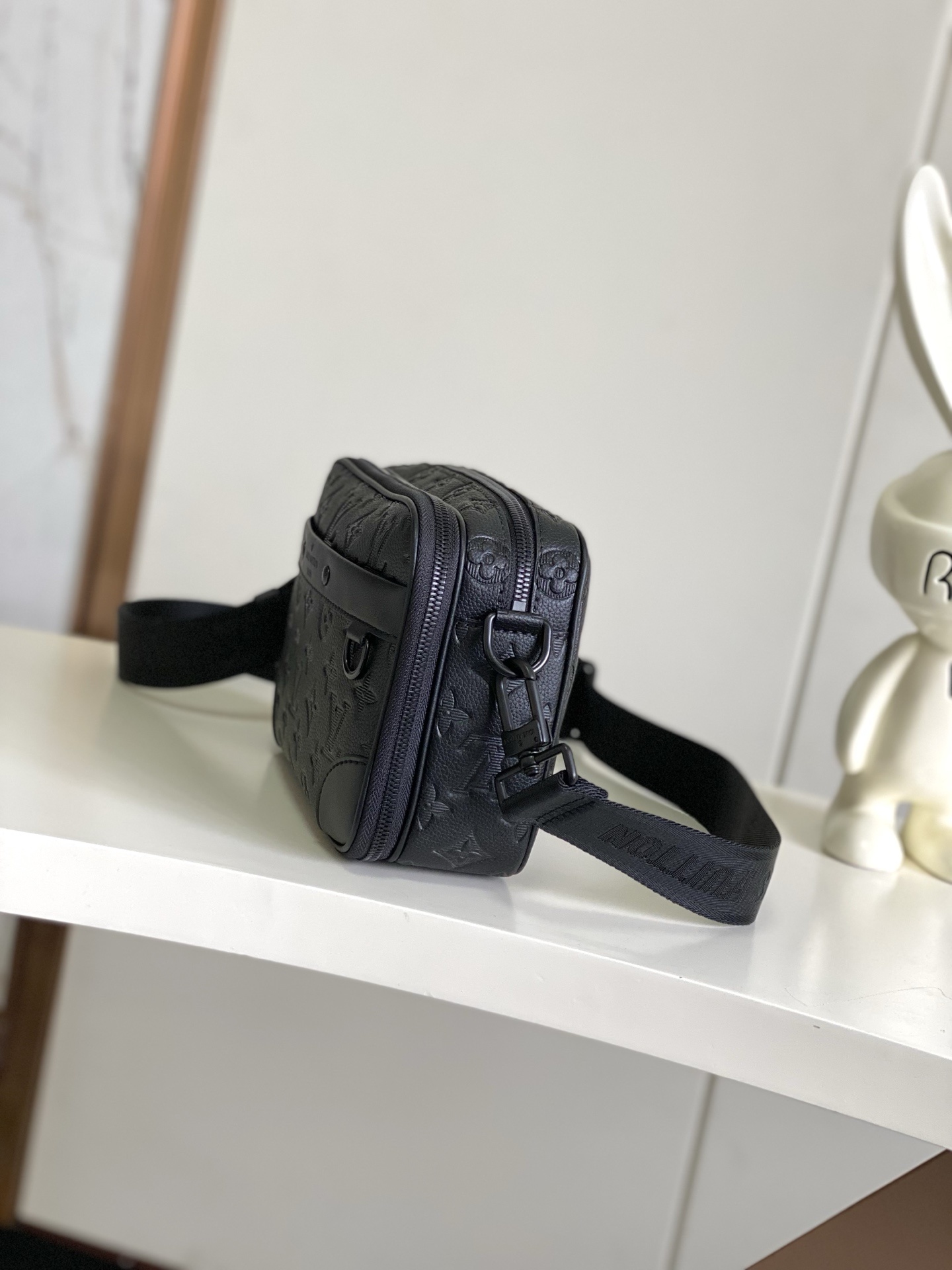 顶级原单 M46955 压花 本款Apha邮差包取材Monogram Eclipse帆布,以摩叠笔触演绿