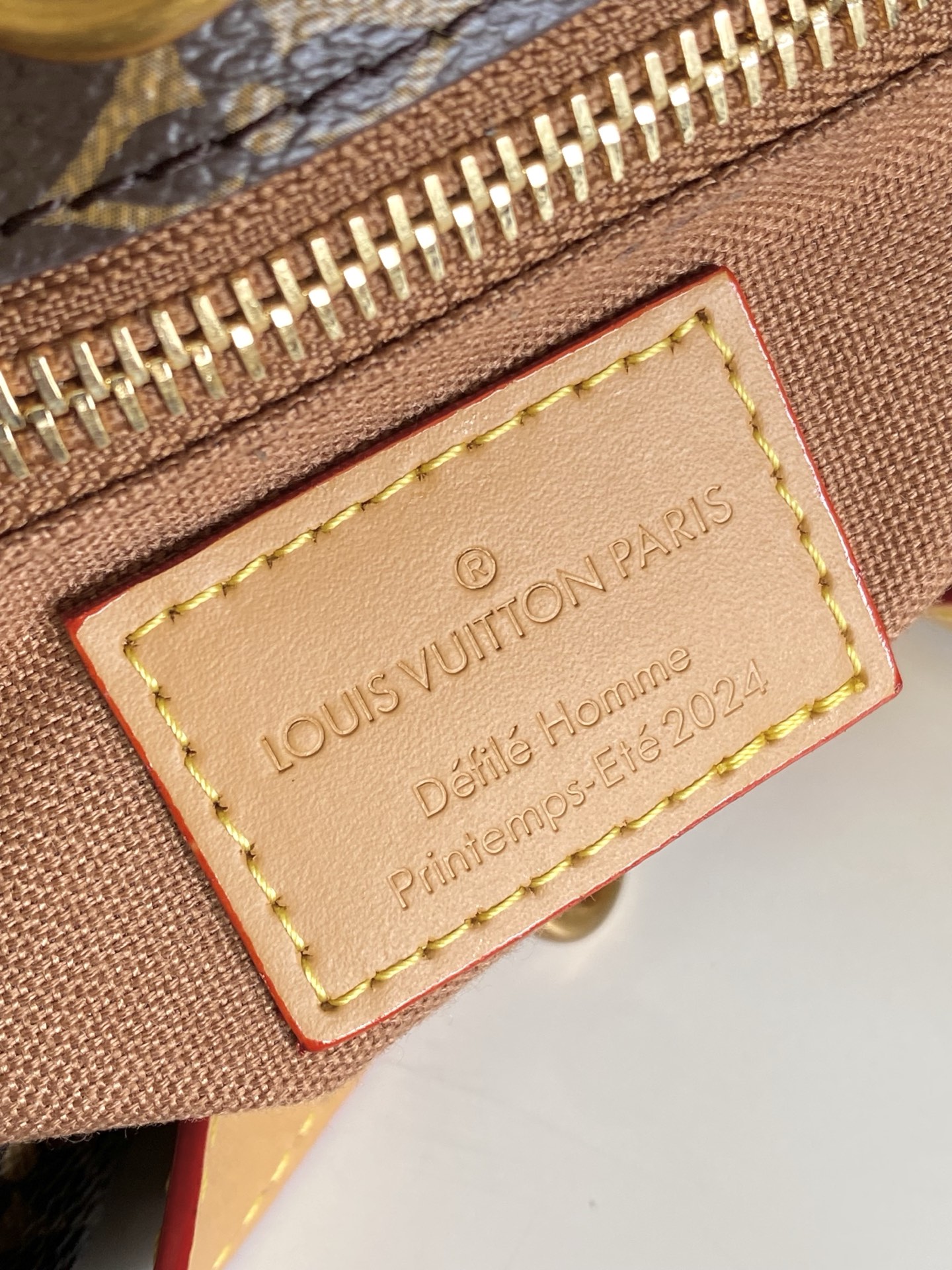 p600。  M15237棕色 M15239，26193
PHARREL and NIGO collection's联名系列
顶级原单 本款 Shopper 中号手袋自路易威登购物袋汲取灵感，于柔软牛皮革抒写 Louis Vuitton 和 Maison Fondée En 1854 字样，搭配顶部手柄和可拆卸肩带。
25x19x11
	•	牛皮革
	•	牛皮革饰边
	•	织物内衬
	•	金属件
	•	Musketon 开合
	•	主隔层
	•	拉链袋
	•	双贴袋
	•	手柄：双手柄