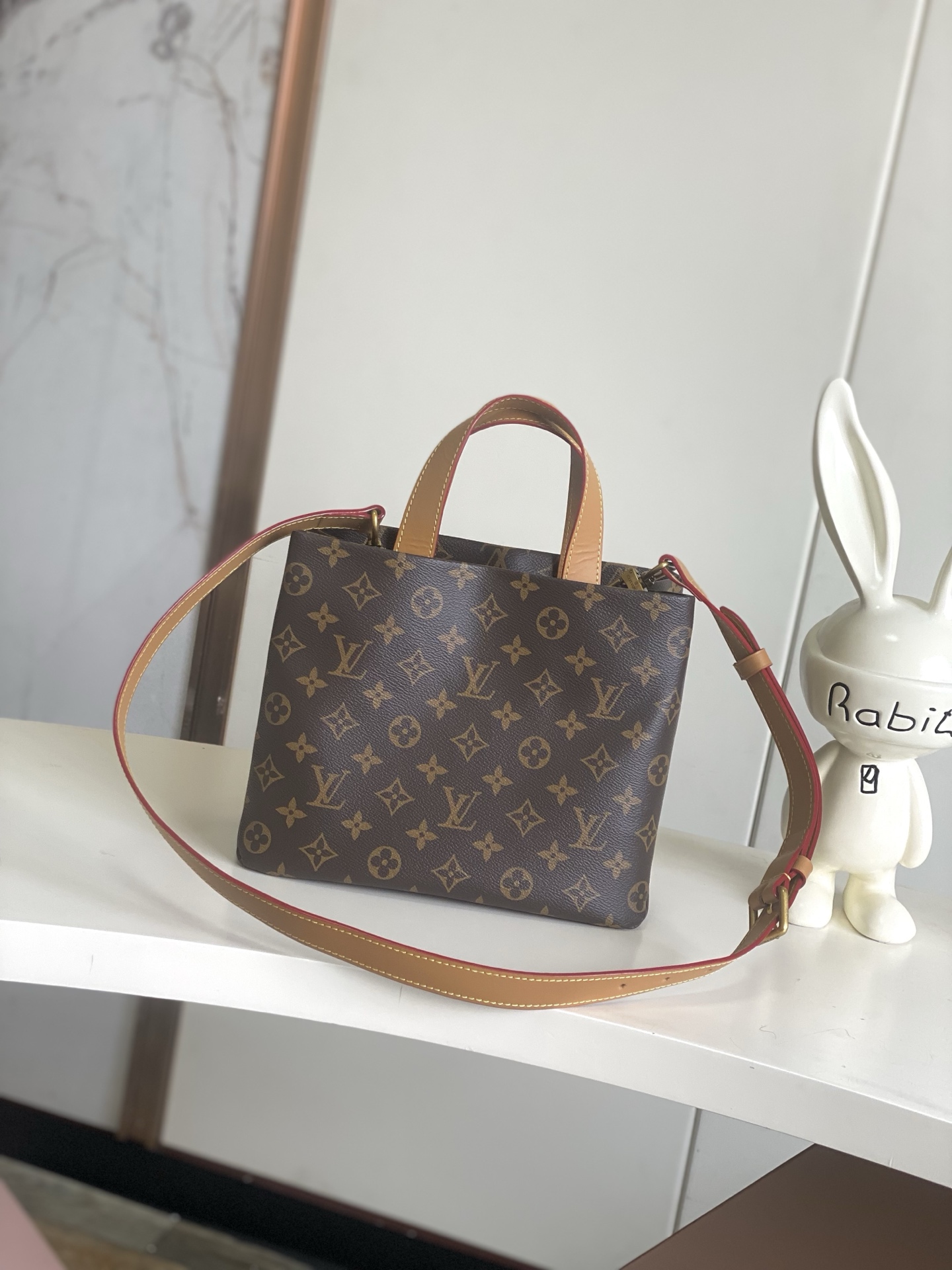 p600。  M15237棕色 M15239，26193
PHARREL and NIGO collection's联名系列
顶级原单 本款 Shopper 中号手袋自路易威登购物袋汲取灵感，于柔软牛皮革抒写 Louis Vuitton 和 Maison Fondée En 1854 字样，搭配顶部手柄和可拆卸肩带。
25x19x11
	•	牛皮革
	•	牛皮革饰边
	•	织物内衬
	•	金属件
	•	Musketon 开合
	•	主隔层
	•	拉链袋
	•	双贴袋
	•	手柄：双手柄