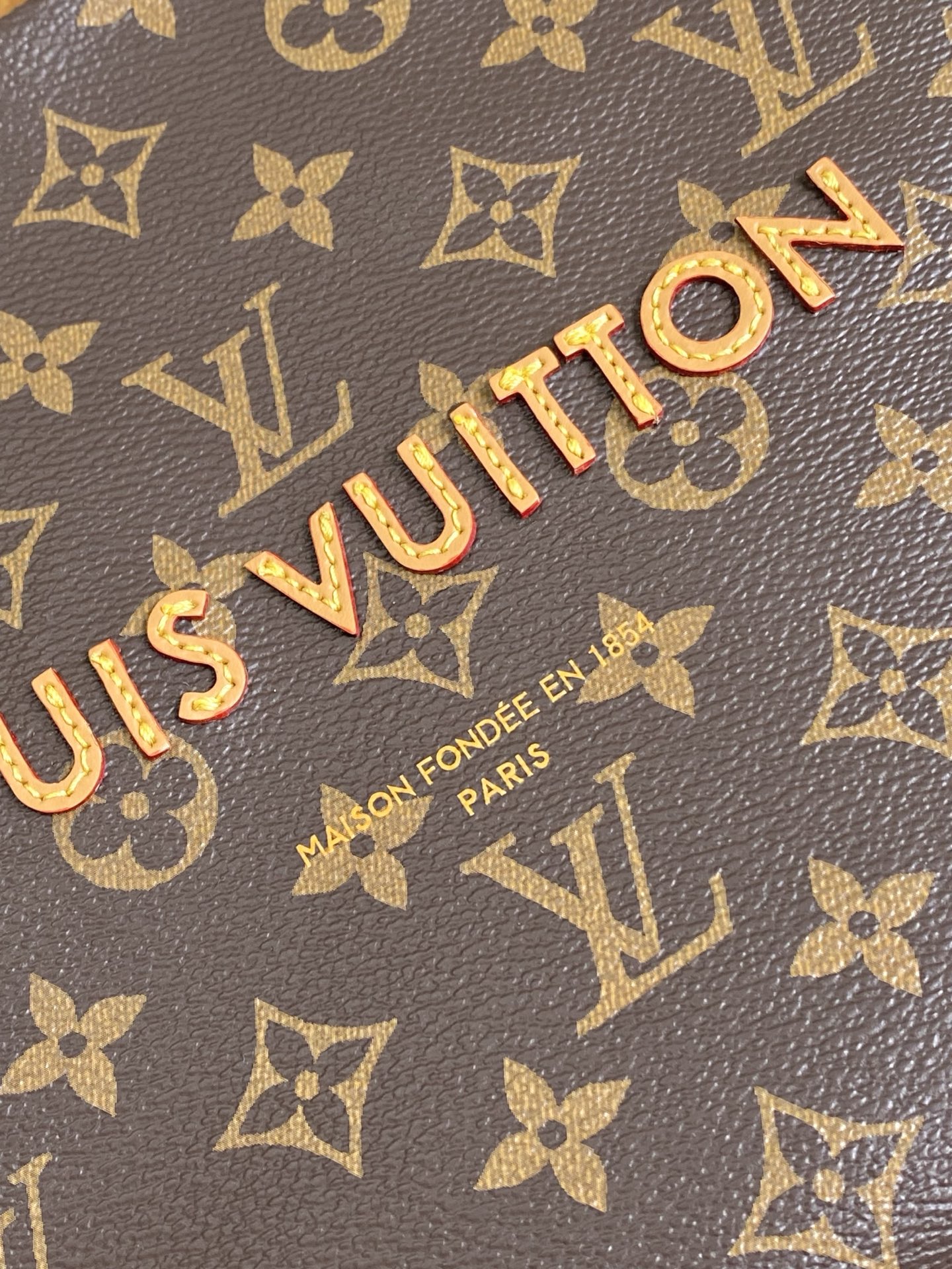 p600。  M15237棕色 M15239，26193
PHARREL and NIGO collection's联名系列
顶级原单 本款 Shopper 中号手袋自路易威登购物袋汲取灵感，于柔软牛皮革抒写 Louis Vuitton 和 Maison Fondée En 1854 字样，搭配顶部手柄和可拆卸肩带。
25x19x11
	•	牛皮革
	•	牛皮革饰边
	•	织物内衬
	•	金属件
	•	Musketon 开合
	•	主隔层
	•	拉链袋
	•	双贴袋
	•	手柄：双手柄