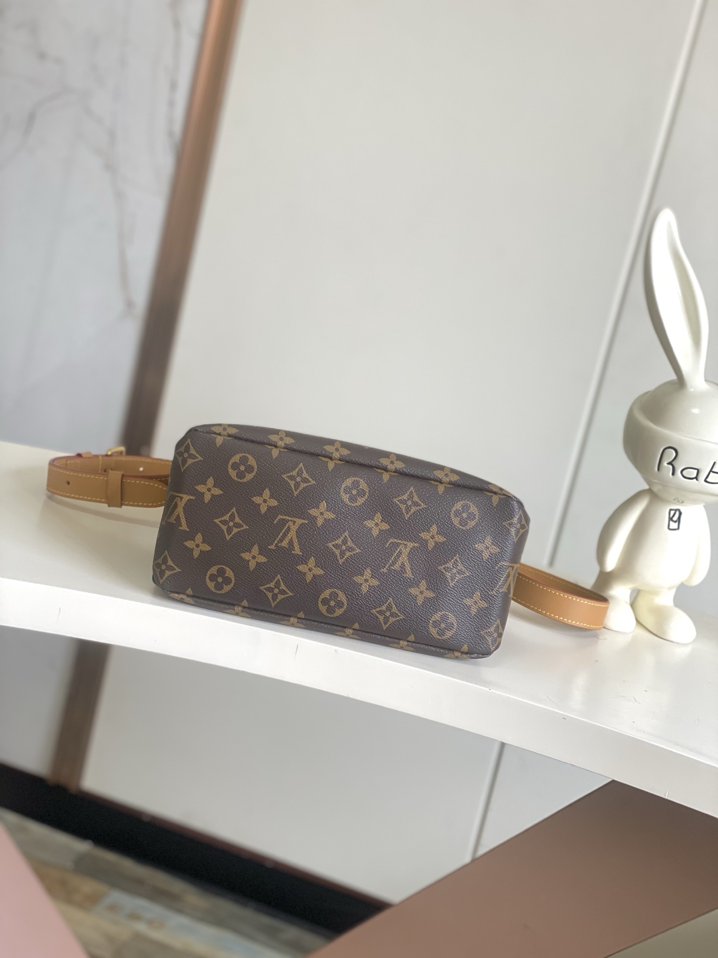 p600。  M15237棕色 M15239，26193
PHARREL and NIGO collection's联名系列
顶级原单 本款 Shopper 中号手袋自路易威登购物袋汲取灵感，于柔软牛皮革抒写 Louis Vuitton 和 Maison Fondée En 1854 字样，搭配顶部手柄和可拆卸肩带。
25x19x11
	•	牛皮革
	•	牛皮革饰边
	•	织物内衬
	•	金属件
	•	Musketon 开合
	•	主隔层
	•	拉链袋
	•	双贴袋
	•	手柄：双手柄