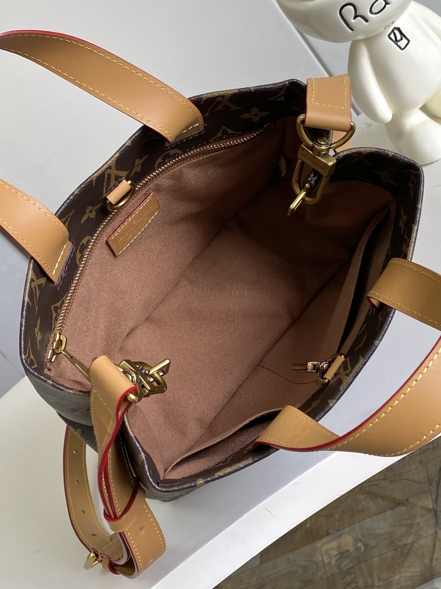 p600。  M15237棕色 M15239，26193
PHARREL and NIGO collection's联名系列
顶级原单 本款 Shopper 中号手袋自路易威登购物袋汲取灵感，于柔软牛皮革抒写 Louis Vuitton 和 Maison Fondée En 1854 字样，搭配顶部手柄和可拆卸肩带。
25x19x11
	•	牛皮革
	•	牛皮革饰边
	•	织物内衬
	•	金属件
	•	Musketon 开合
	•	主隔层
	•	拉链袋
	•	双贴袋
	•	手柄：双手柄