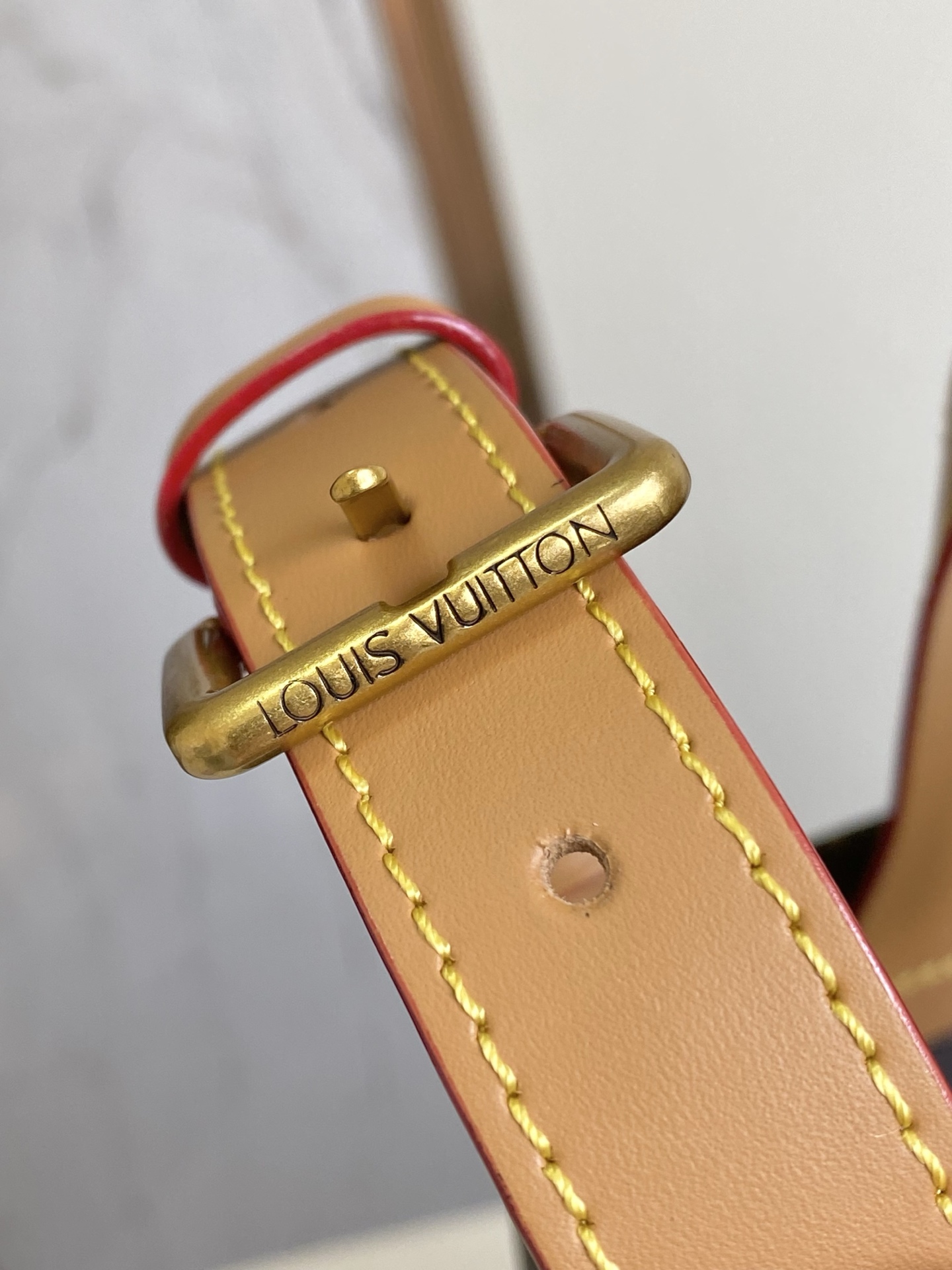 p600。  M15237棕色 M15239，26193
PHARREL and NIGO collection's联名系列
顶级原单 本款 Shopper 中号手袋自路易威登购物袋汲取灵感，于柔软牛皮革抒写 Louis Vuitton 和 Maison Fondée En 1854 字样，搭配顶部手柄和可拆卸肩带。
25x19x11
	•	牛皮革
	•	牛皮革饰边
	•	织物内衬
	•	金属件
	•	Musketon 开合
	•	主隔层
	•	拉链袋
	•	双贴袋
	•	手柄：双手柄