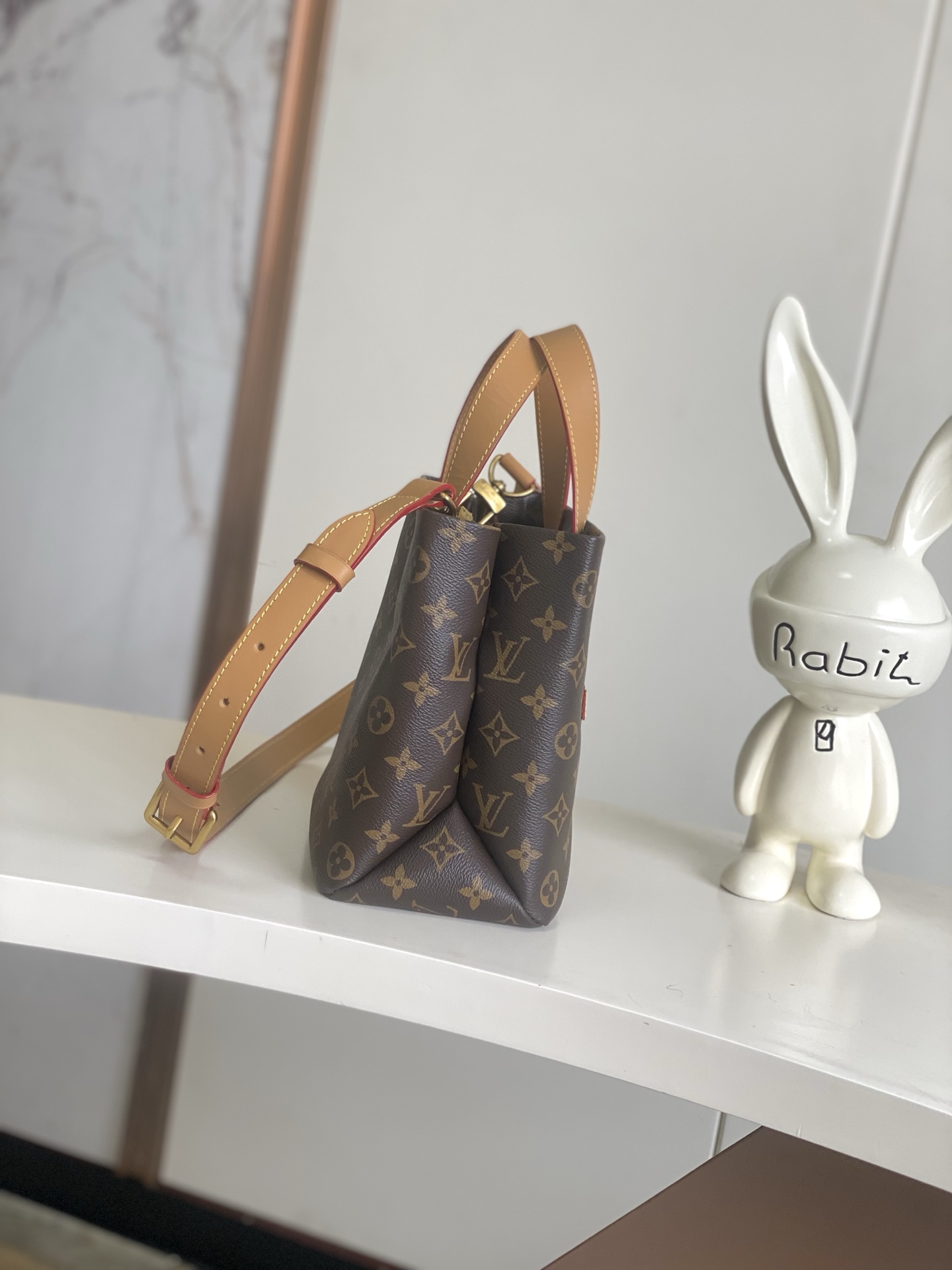 p600。  M15237棕色 M15239，26193
PHARREL and NIGO collection's联名系列
顶级原单 本款 Shopper 中号手袋自路易威登购物袋汲取灵感，于柔软牛皮革抒写 Louis Vuitton 和 Maison Fondée En 1854 字样，搭配顶部手柄和可拆卸肩带。
25x19x11
	•	牛皮革
	•	牛皮革饰边
	•	织物内衬
	•	金属件
	•	Musketon 开合
	•	主隔层
	•	拉链袋
	•	双贴袋
	•	手柄：双手柄