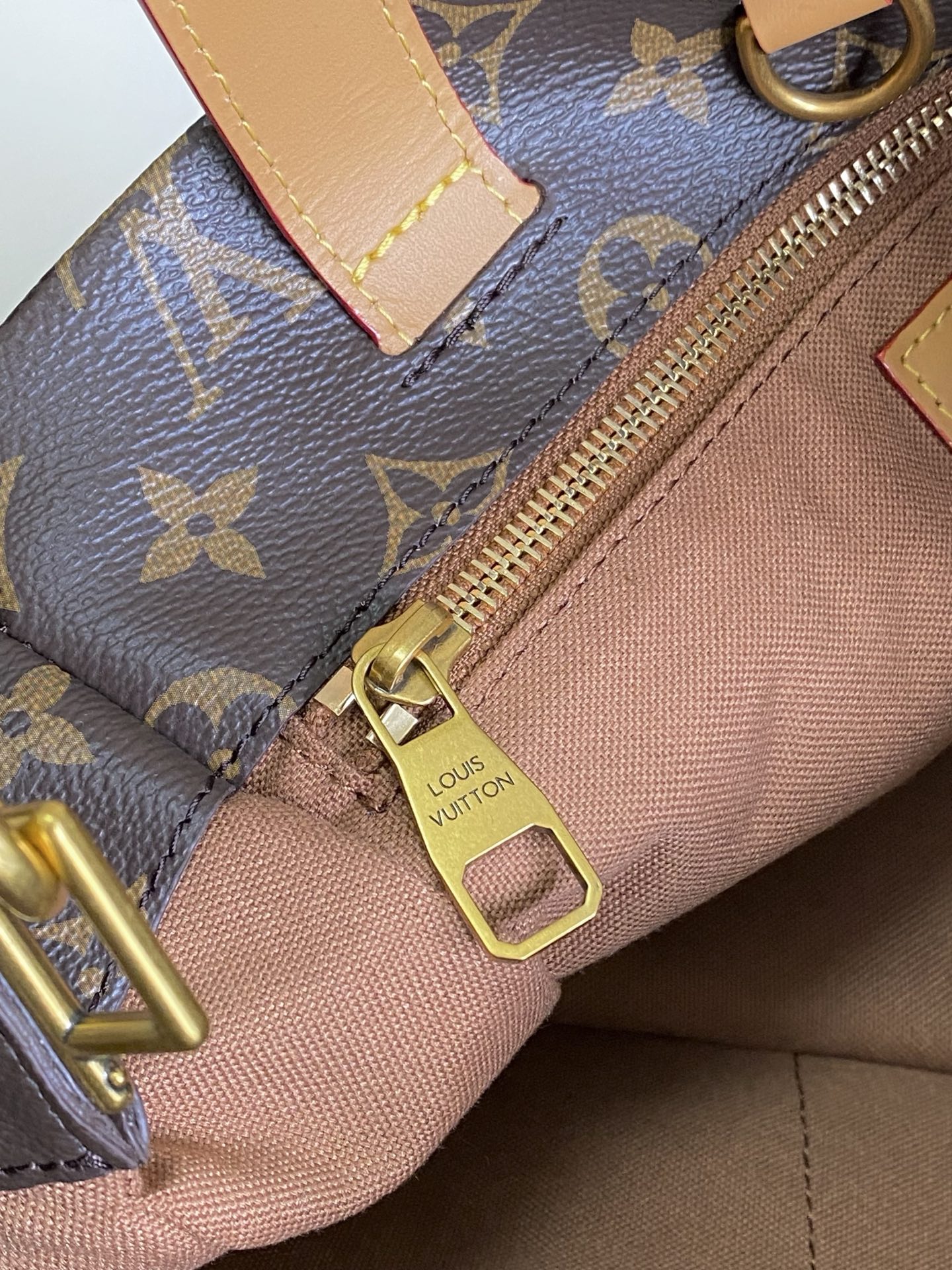 p600。  M15237棕色 M15239，26193
PHARREL and NIGO collection's联名系列
顶级原单 本款 Shopper 中号手袋自路易威登购物袋汲取灵感，于柔软牛皮革抒写 Louis Vuitton 和 Maison Fondée En 1854 字样，搭配顶部手柄和可拆卸肩带。
25x19x11
	•	牛皮革
	•	牛皮革饰边
	•	织物内衬
	•	金属件
	•	Musketon 开合
	•	主隔层
	•	拉链袋
	•	双贴袋
	•	手柄：双手柄