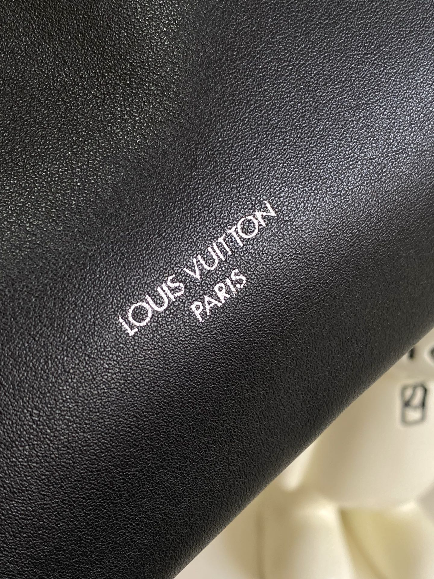 p600。  M12888原单，本款 CarryAll BB 手袋以利落线条勾勒丰盈轮廓，为经典羊皮革点缀亮泽 Monogram 花卉金属链条，拉链内贴袋实现卡片和随身小物的便捷取放。17 x 10 x 26 厘米