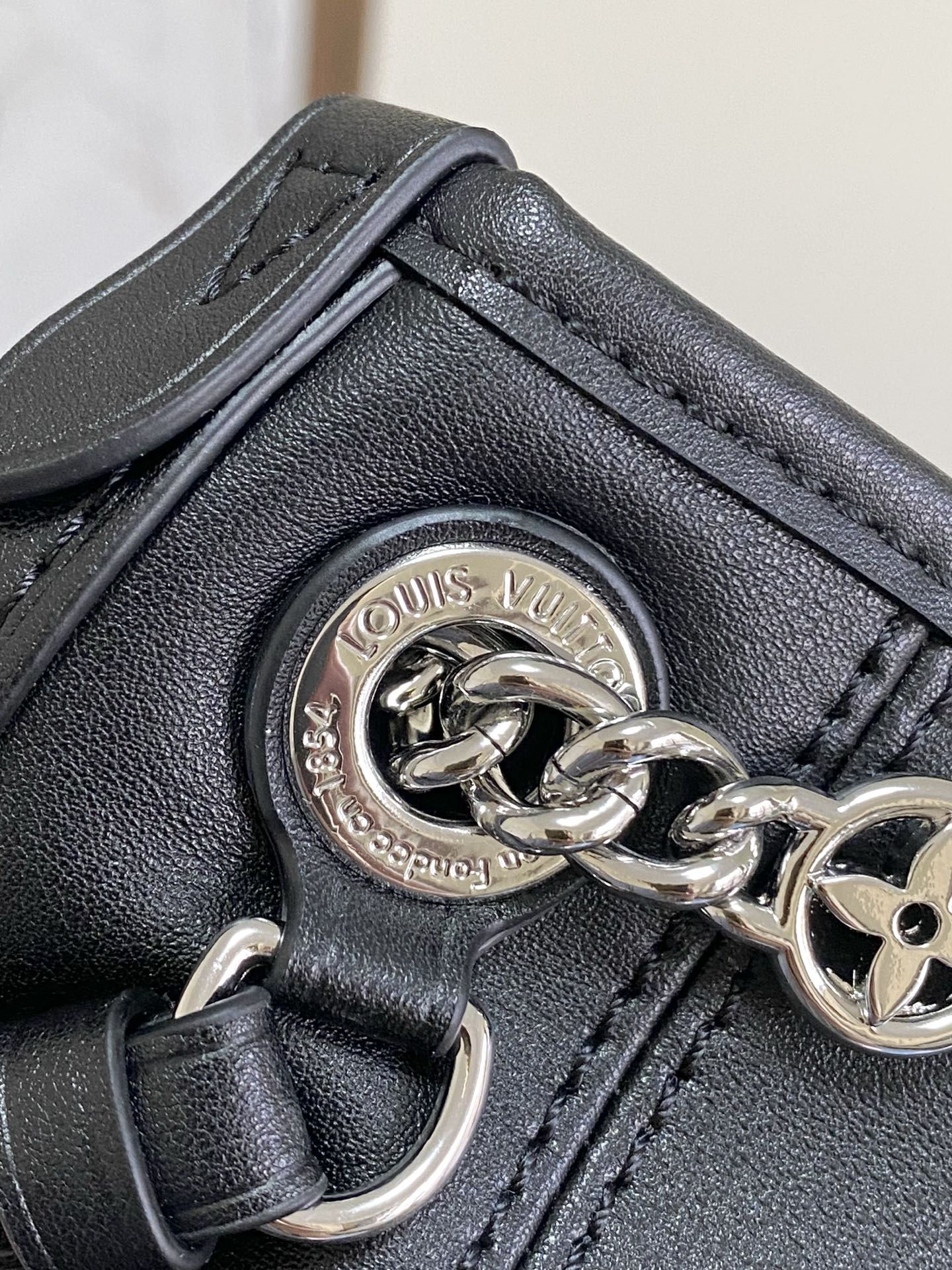 p600。  M12888原单，本款 CarryAll BB 手袋以利落线条勾勒丰盈轮廓，为经典羊皮革点缀亮泽 Monogram 花卉金属链条，拉链内贴袋实现卡片和随身小物的便捷取放。17 x 10 x 26 厘米