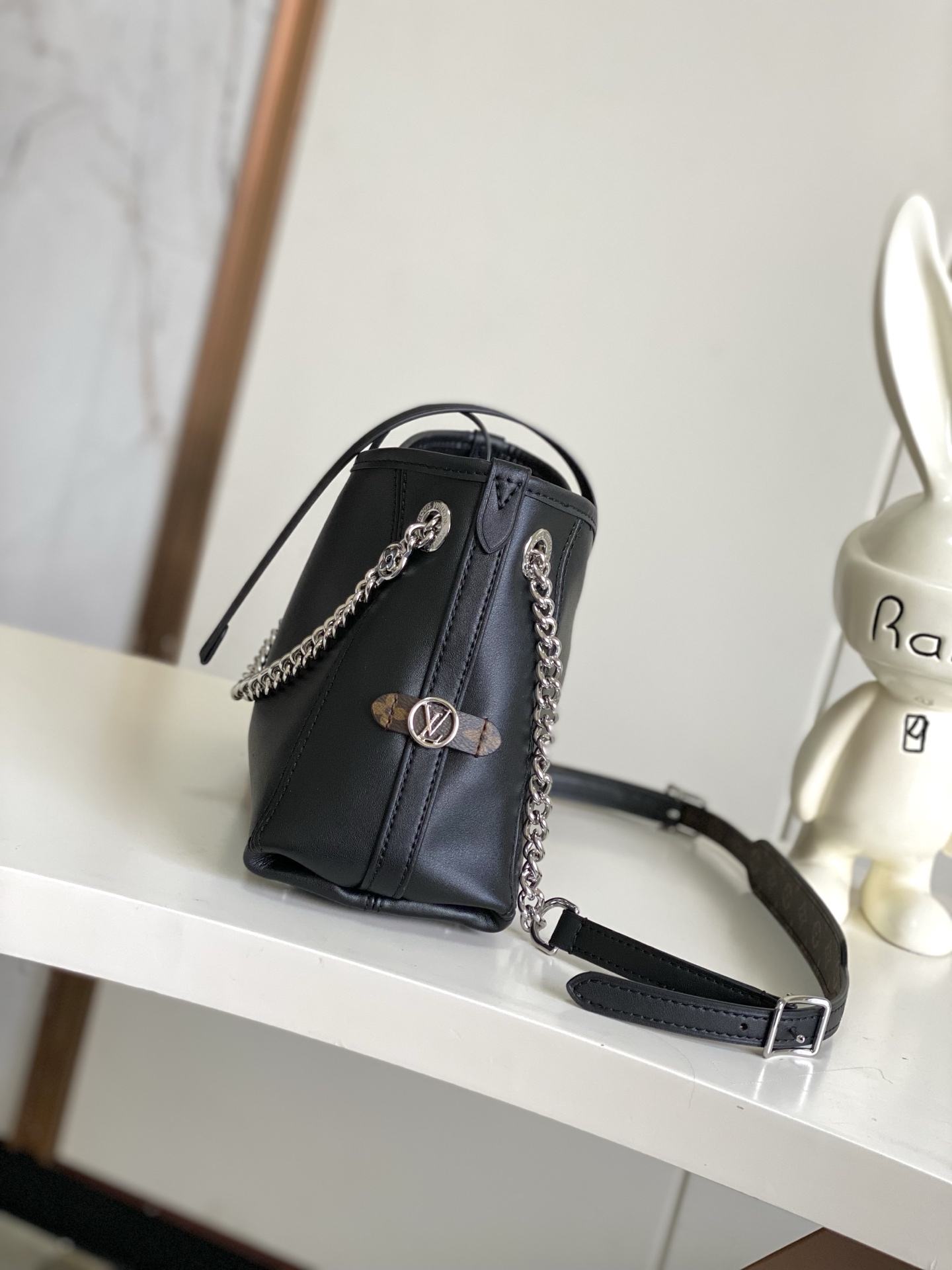 p600。  M12888原单，本款 CarryAll BB 手袋以利落线条勾勒丰盈轮廓，为经典羊皮革点缀亮泽 Monogram 花卉金属链条，拉链内贴袋实现卡片和随身小物的便捷取放。17 x 10 x 26 厘米