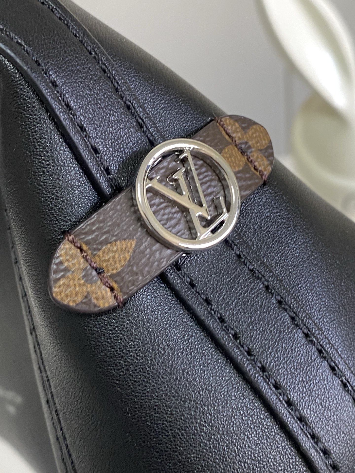 p600。  M12888原单，本款 CarryAll BB 手袋以利落线条勾勒丰盈轮廓，为经典羊皮革点缀亮泽 Monogram 花卉金属链条，拉链内贴袋实现卡片和随身小物的便捷取放。17 x 10 x 26 厘米