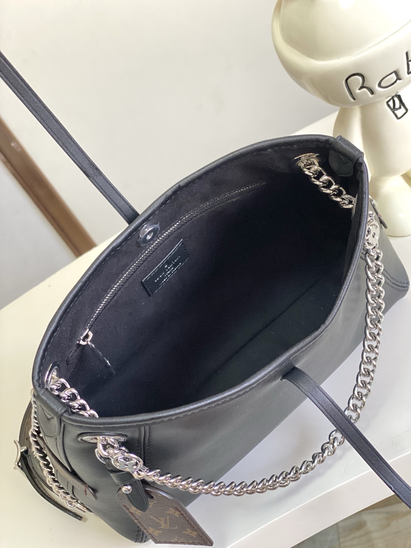 p600。  M12888原单，本款 CarryAll BB 手袋以利落线条勾勒丰盈轮廓，为经典羊皮革点缀亮泽 Monogram 花卉金属链条，拉链内贴袋实现卡片和随身小物的便捷取放。17 x 10 x 26 厘米