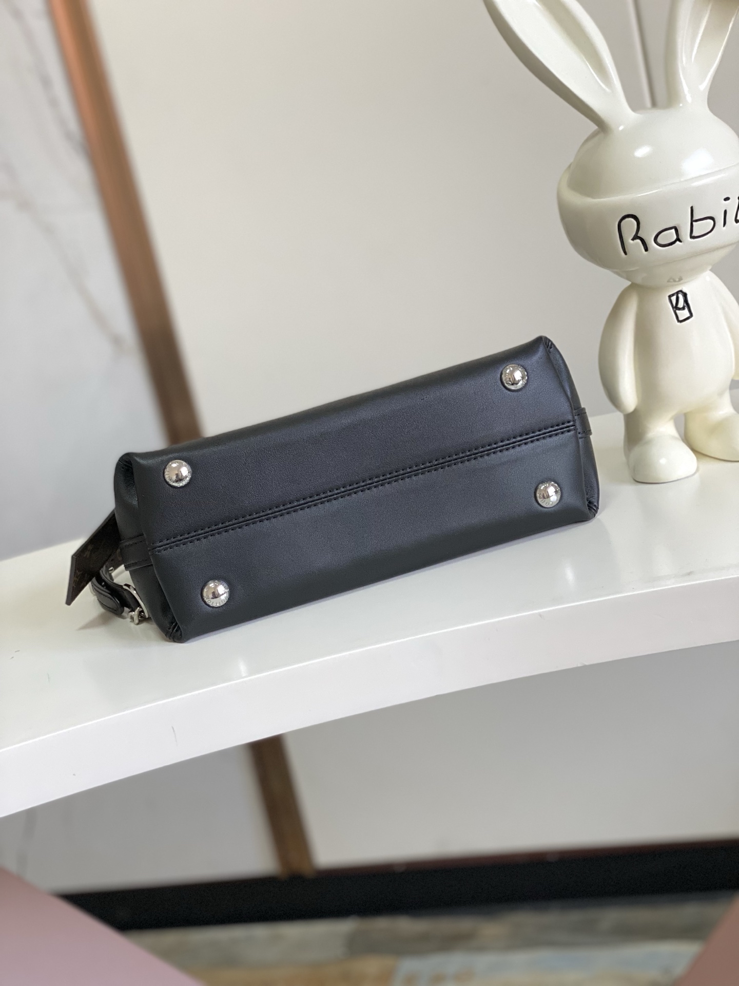 p600。  M12888原单，本款 CarryAll BB 手袋以利落线条勾勒丰盈轮廓，为经典羊皮革点缀亮泽 Monogram 花卉金属链条，拉链内贴袋实现卡片和随身小物的便捷取放。17 x 10 x 26 厘米