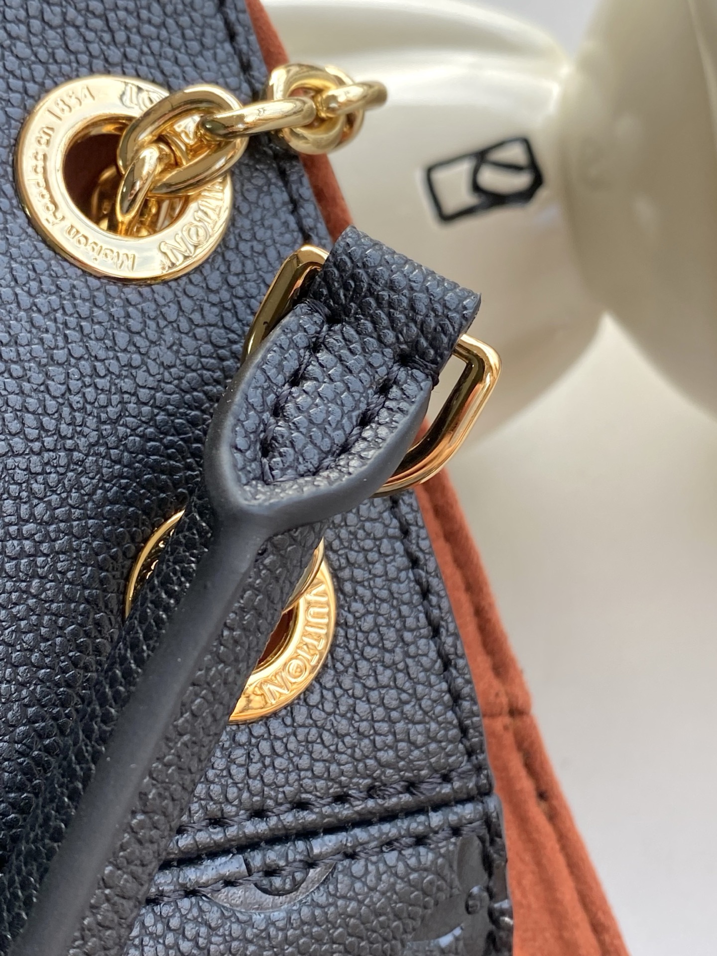 p620。  顶级原单💕163C01芯片💕进口头层牛皮‼️型号：M14659卡其，M14414黑📯Anytime PM 包袋是一款精致的日夜皆宜之选，其设计灵感源自品牌 1988 年推出的 Promenade 包袋。这款包袋采用 Monogram Empreinte 皮革精制而成，饰有标志性的 LV 挂锁，并可挂在滑动链条上，带来现代感。包袋容量充裕，可收纳日常必需品，并可多种方式佩戴。
13.4 x 7.9 x 5.1 英寸 （长 x 高 x 宽）