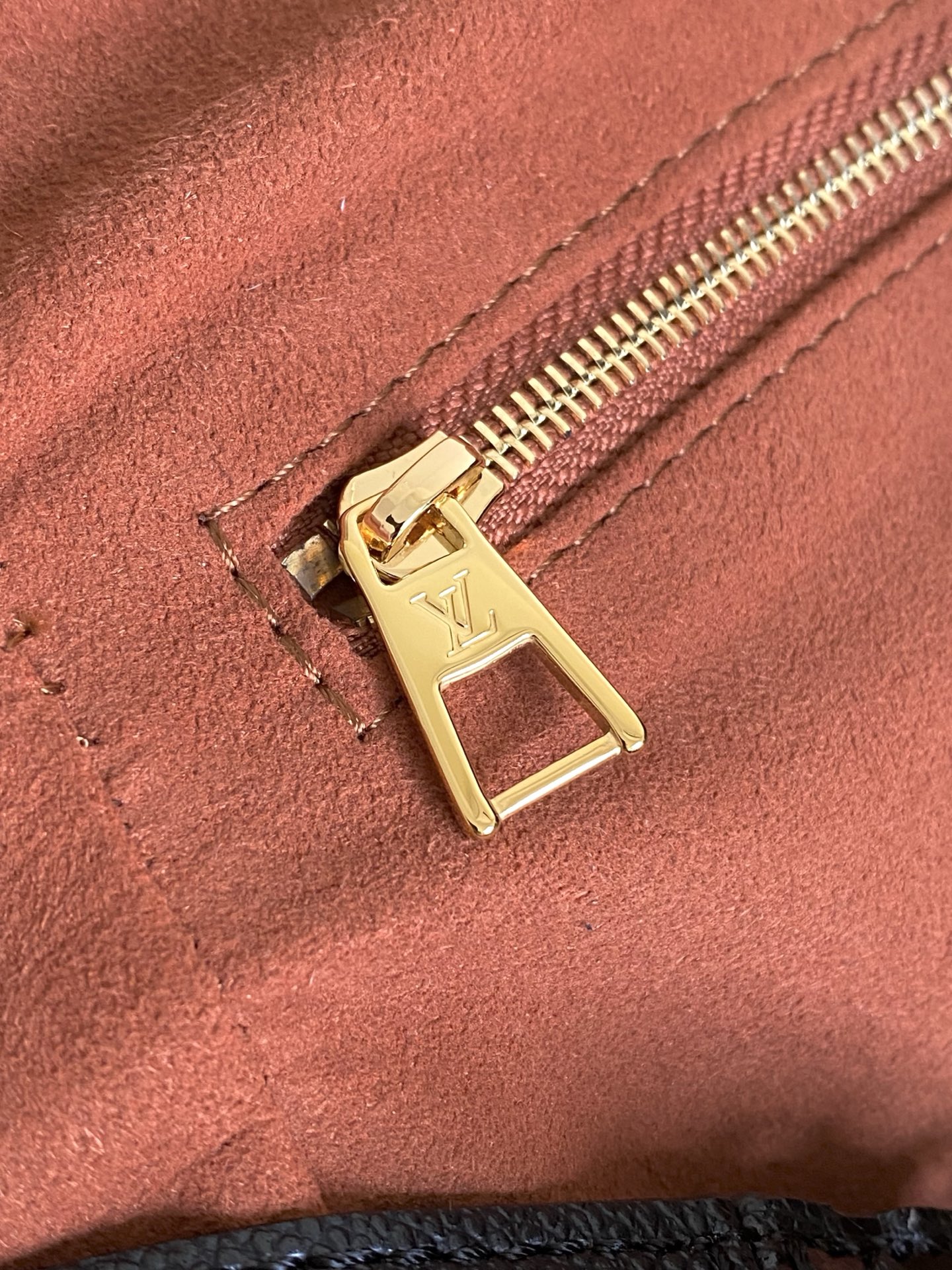 p620。  顶级原单💕163C01芯片💕进口头层牛皮‼️型号：M14659卡其，M14414黑📯Anytime PM 包袋是一款精致的日夜皆宜之选，其设计灵感源自品牌 1988 年推出的 Promenade 包袋。这款包袋采用 Monogram Empreinte 皮革精制而成，饰有标志性的 LV 挂锁，并可挂在滑动链条上，带来现代感。包袋容量充裕，可收纳日常必需品，并可多种方式佩戴。
13.4 x 7.9 x 5.1 英寸 （长 x 高 x 宽）