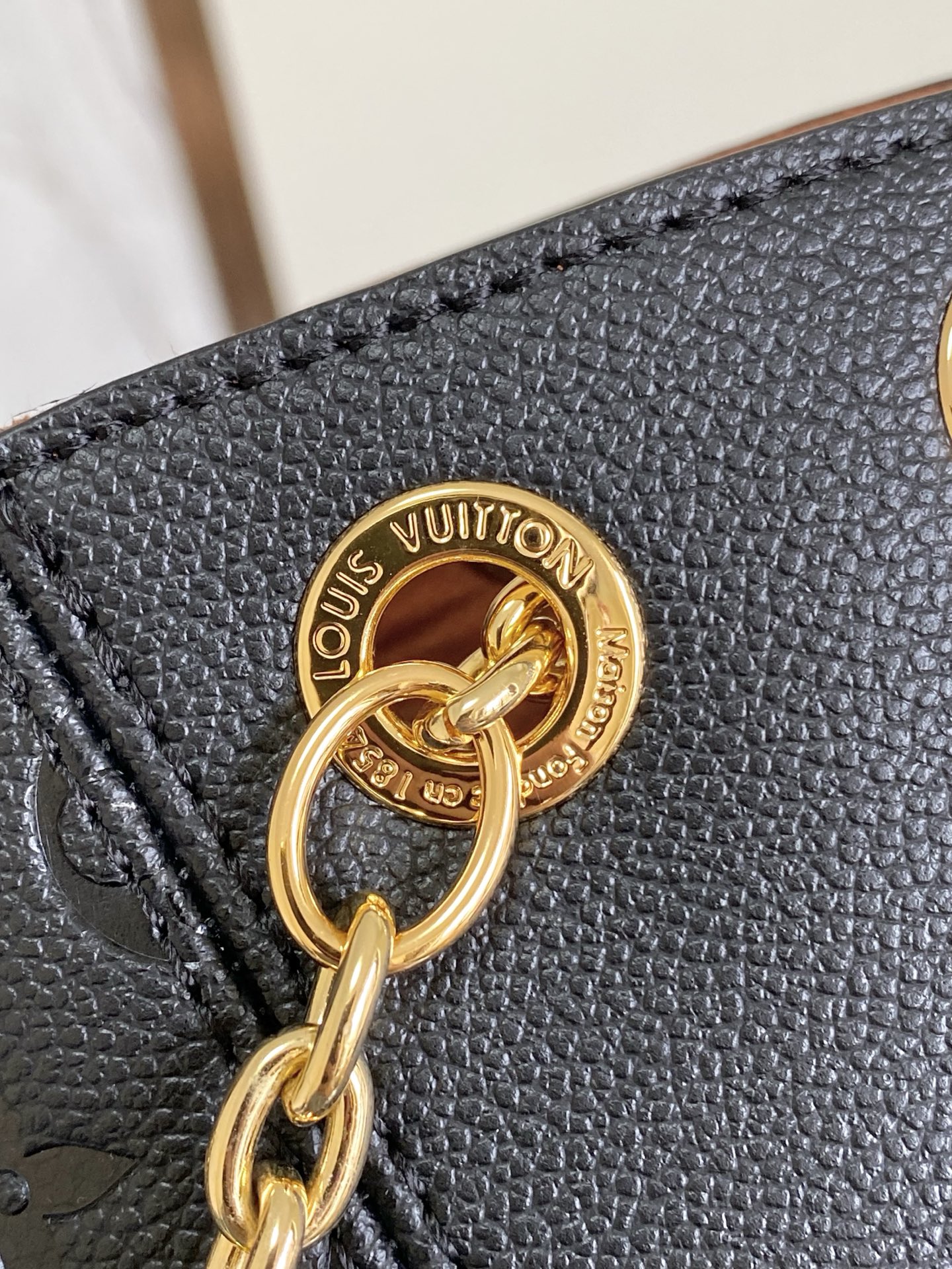 p620。  顶级原单💕163C01芯片💕进口头层牛皮‼️型号：M14659卡其，M14414黑📯Anytime PM 包袋是一款精致的日夜皆宜之选，其设计灵感源自品牌 1988 年推出的 Promenade 包袋。这款包袋采用 Monogram Empreinte 皮革精制而成，饰有标志性的 LV 挂锁，并可挂在滑动链条上，带来现代感。包袋容量充裕，可收纳日常必需品，并可多种方式佩戴。
13.4 x 7.9 x 5.1 英寸 （长 x 高 x 宽）