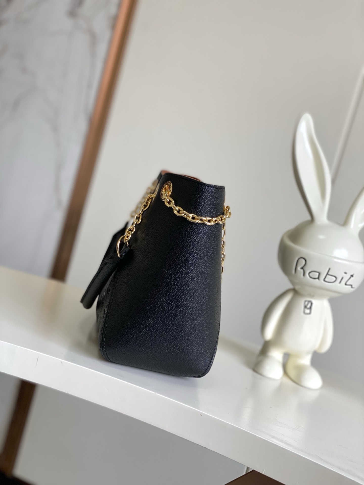 p620。  顶级原单💕163C01芯片💕进口头层牛皮‼️型号：M14659卡其，M14414黑📯Anytime PM 包袋是一款精致的日夜皆宜之选，其设计灵感源自品牌 1988 年推出的 Promenade 包袋。这款包袋采用 Monogram Empreinte 皮革精制而成，饰有标志性的 LV 挂锁，并可挂在滑动链条上，带来现代感。包袋容量充裕，可收纳日常必需品，并可多种方式佩戴。
13.4 x 7.9 x 5.1 英寸 （长 x 高 x 宽）