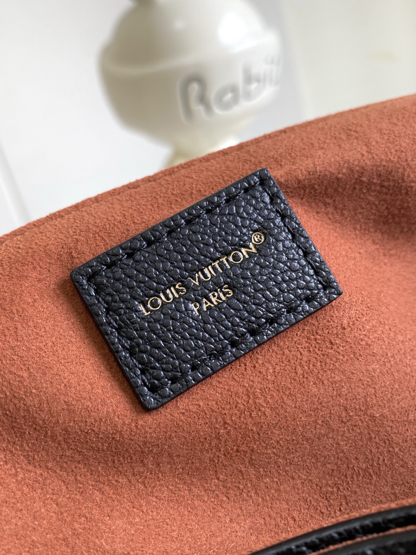 p620。  顶级原单💕163C01芯片💕进口头层牛皮‼️型号：M14659卡其，M14414黑📯Anytime PM 包袋是一款精致的日夜皆宜之选，其设计灵感源自品牌 1988 年推出的 Promenade 包袋。这款包袋采用 Monogram Empreinte 皮革精制而成，饰有标志性的 LV 挂锁，并可挂在滑动链条上，带来现代感。包袋容量充裕，可收纳日常必需品，并可多种方式佩戴。
13.4 x 7.9 x 5.1 英寸 （长 x 高 x 宽）