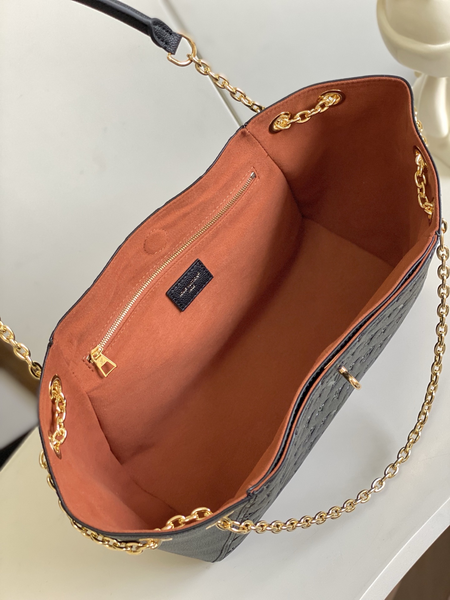 p620。  顶级原单💕163C01芯片💕进口头层牛皮‼️型号：M14659卡其，M14414黑📯Anytime PM 包袋是一款精致的日夜皆宜之选，其设计灵感源自品牌 1988 年推出的 Promenade 包袋。这款包袋采用 Monogram Empreinte 皮革精制而成，饰有标志性的 LV 挂锁，并可挂在滑动链条上，带来现代感。包袋容量充裕，可收纳日常必需品，并可多种方式佩戴。
13.4 x 7.9 x 5.1 英寸 （长 x 高 x 宽）