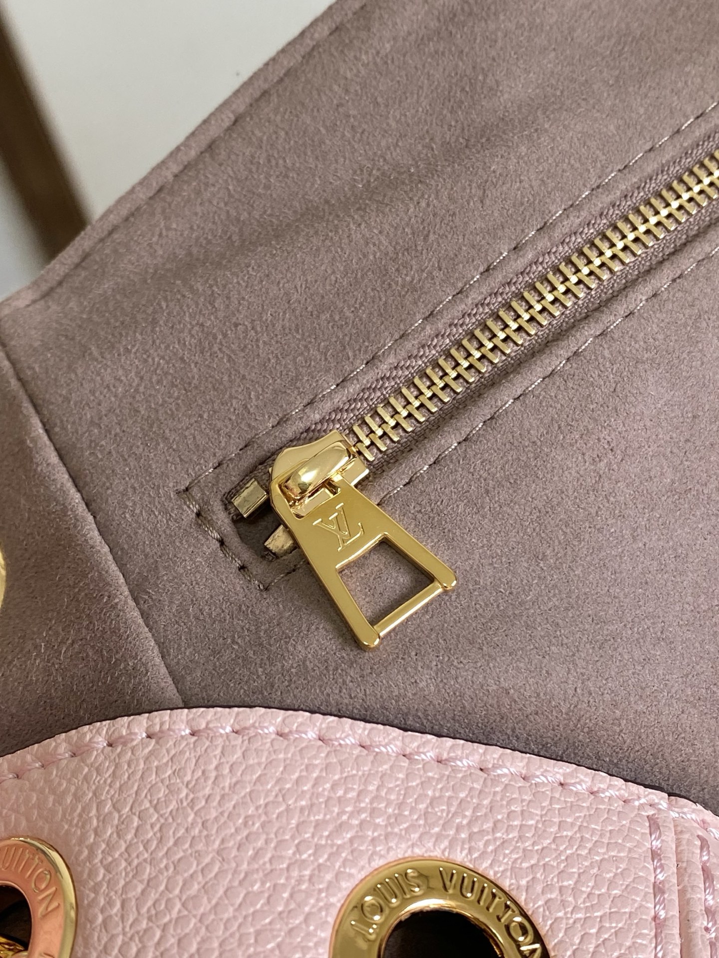 p620。  顶级原单💕163C01芯片💕进口头层牛皮‼️型号：M14659卡其，M14414黑📯Anytime PM 包袋是一款精致的日夜皆宜之选，其设计灵感源自品牌 1988 年推出的 Promenade 包袋。这款包袋采用 Monogram Empreinte 皮革精制而成，饰有标志性的 LV 挂锁，并可挂在滑动链条上，带来现代感。包袋容量充裕，可收纳日常必需品，并可多种方式佩戴。
13.4 x 7.9 x 5.1 英寸 （长 x 高 x 宽）