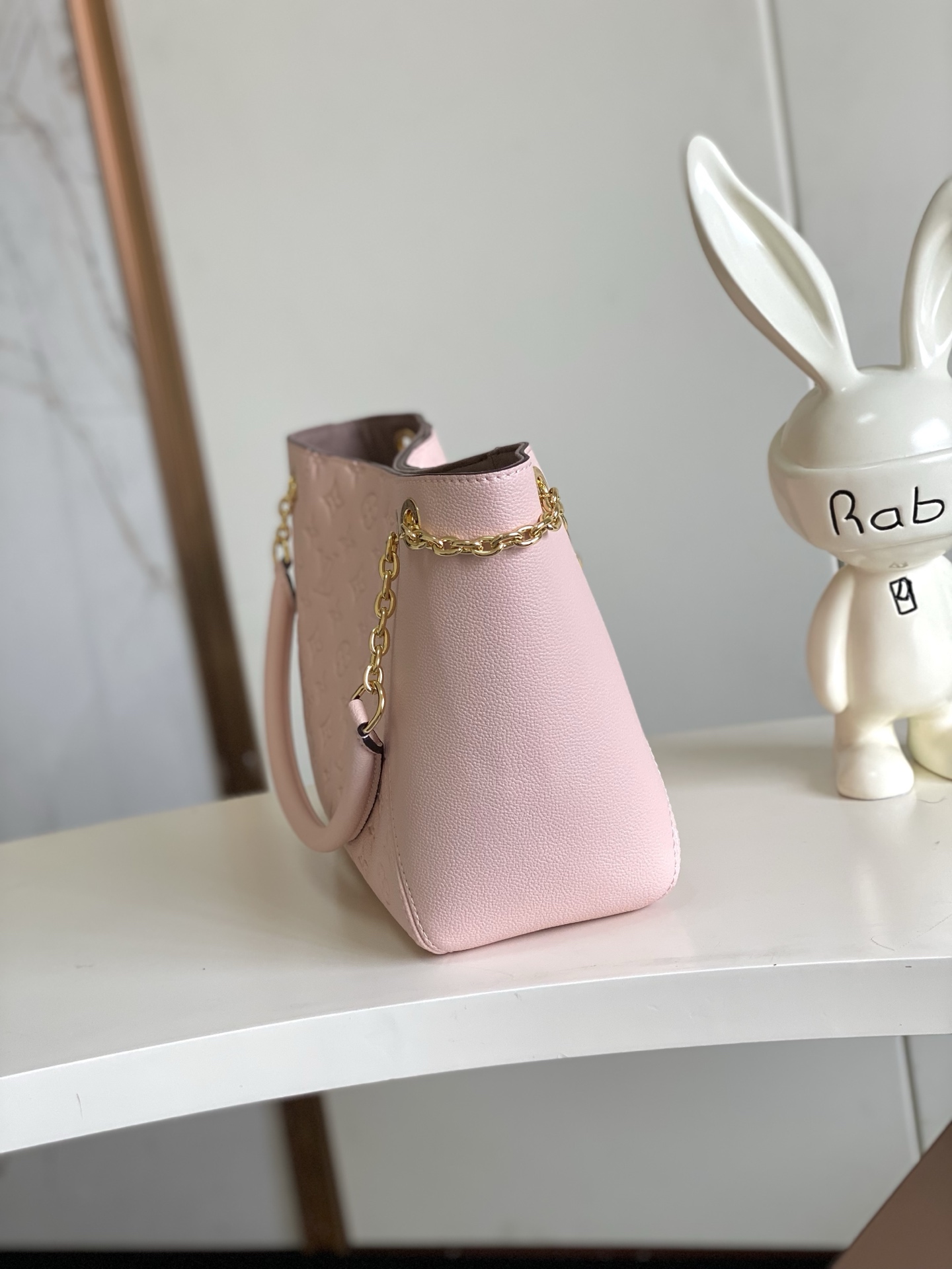 p620。  顶级原单💕163C01芯片💕进口头层牛皮‼️型号：M14659卡其，M14414黑📯Anytime PM 包袋是一款精致的日夜皆宜之选，其设计灵感源自品牌 1988 年推出的 Promenade 包袋。这款包袋采用 Monogram Empreinte 皮革精制而成，饰有标志性的 LV 挂锁，并可挂在滑动链条上，带来现代感。包袋容量充裕，可收纳日常必需品，并可多种方式佩戴。
13.4 x 7.9 x 5.1 英寸 （长 x 高 x 宽）