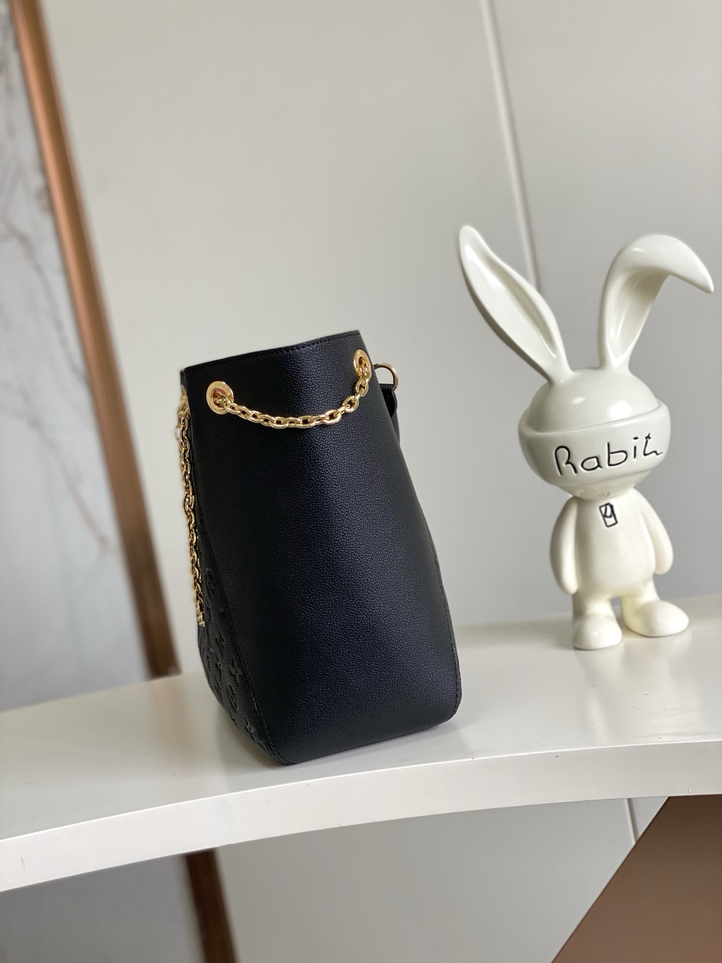 p640。  顶级原单👛163C01变码芯片，型号：M14324黑，Anytime 中号包的设计灵感源自 1988 年的经典 Promenade 包款，是工作和周末的完美之选。它采用品牌标志性的 Monogram Empreinte 皮革制成，饰有金色金属配件，并提供多种携带方式。不妨将标志性的 LV 挂锁固定在滑链上，打造别致的造型。
16.5 x 10.6 x 5.5 英寸 （长 x 高 x 宽）