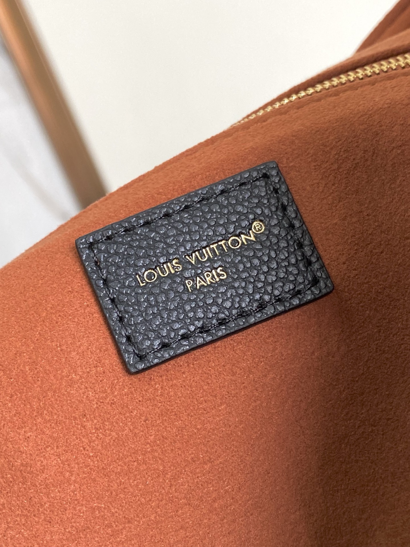 p640。  顶级原单👛163C01变码芯片，型号：M14324黑，Anytime 中号包的设计灵感源自 1988 年的经典 Promenade 包款，是工作和周末的完美之选。它采用品牌标志性的 Monogram Empreinte 皮革制成，饰有金色金属配件，并提供多种携带方式。不妨将标志性的 LV 挂锁固定在滑链上，打造别致的造型。
16.5 x 10.6 x 5.5 英寸 （长 x 高 x 宽）