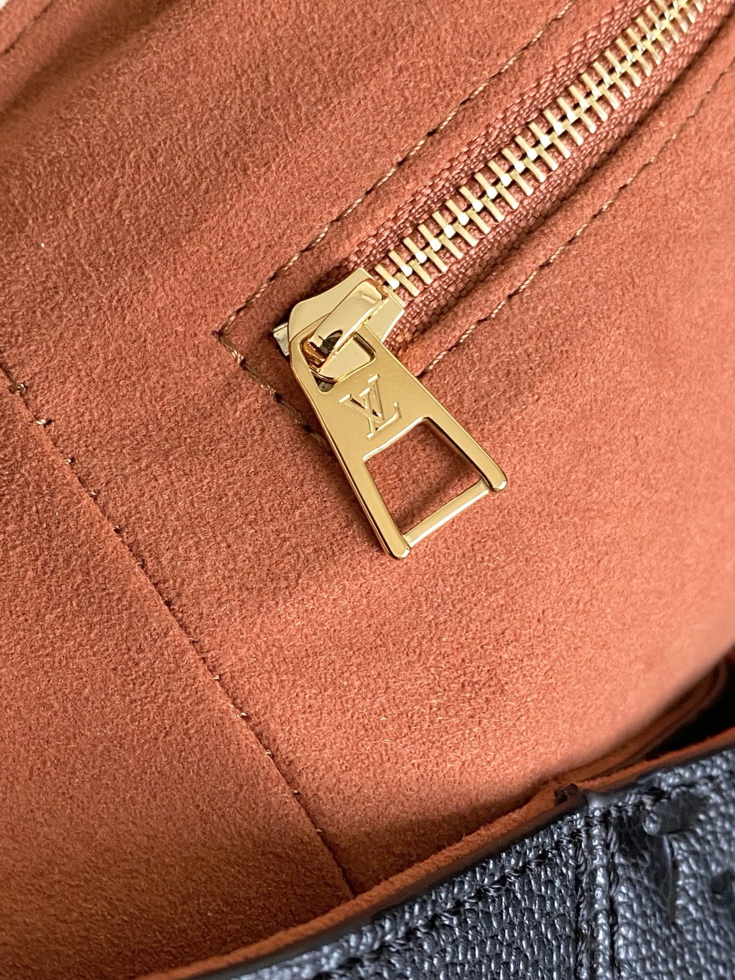 p640。  顶级原单👛163C01变码芯片，型号：M14324黑，Anytime 中号包的设计灵感源自 1988 年的经典 Promenade 包款，是工作和周末的完美之选。它采用品牌标志性的 Monogram Empreinte 皮革制成，饰有金色金属配件，并提供多种携带方式。不妨将标志性的 LV 挂锁固定在滑链上，打造别致的造型。
16.5 x 10.6 x 5.5 英寸 （长 x 高 x 宽）